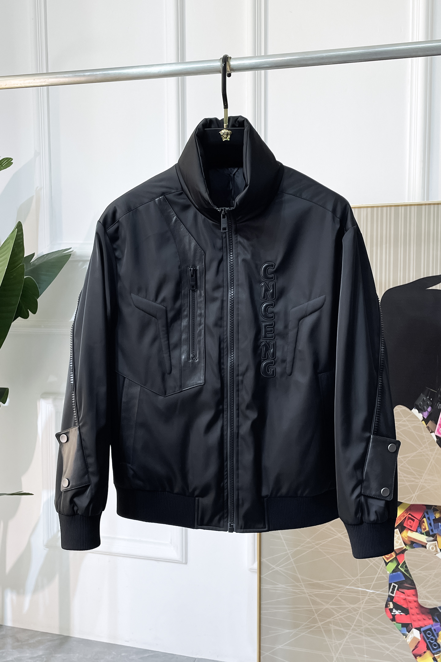 NO:600470,High version!  Givenchy-  2025 new winter men's genuine leather splicing down jacket, high-quality design, is a must-have for any man, handsome and handsome. Heavy craftsmanship, 90 down filling, but the fashion stance remains firm, first-class texture, crisp and slim fit. Classic lapel down, mature and stable style, fine texture, good gloss, and very clear texture, simple and elegant style, strong fashion, version leading the current trend, very good upper body effect, novel fabric, soft feel  Fearless and changeable, blooming in comfort and uniqueness. Calmly and confidently walk the way of urban men's spring clothing. Multi-touch fabric selection, showing the eclectic charm. The upper body will not have any wrinkles, the fit is excellent, the upper body is stylish and handsome, the customized accessories are iconic, and the details determine success or failure. Colors and colors, sizes 48 - 56, can be worn up to 190 pounds.,,givenchy,jackets & coats,down jacket,alexander wang19860909高版本！纪梵希- 2025年冬季新款男士真皮拼接羽绒服外套,高品质设计,是任何男人都必备的王牌好货,帅气爆表.重工艺直冲工艺,90绒填充,但时尚立场坚挺如故,质感一流,挺括修身.经典翻领的羽绒,成熟稳重风,质感细腻,光泽感佳,且纹理非常清晰,款式简洁大气,时尚度强、版型引领当前趋势,上身效果非常好,面料新颖,手感软 无畏多变,舒适与独特中绽放.从容、自信游走都市型男春装之道.多重触感的面料选择,彰显不拘一格的魅力上身不会有任何褶皱,版型极好,上身有型帅气,定制辅料带有标志性,细节决定成败.颜色图色 尺码48 - 56 最大可穿到190斤.,,givenchy,jackets & coats,down jacket,alexander wang,Men's clothing