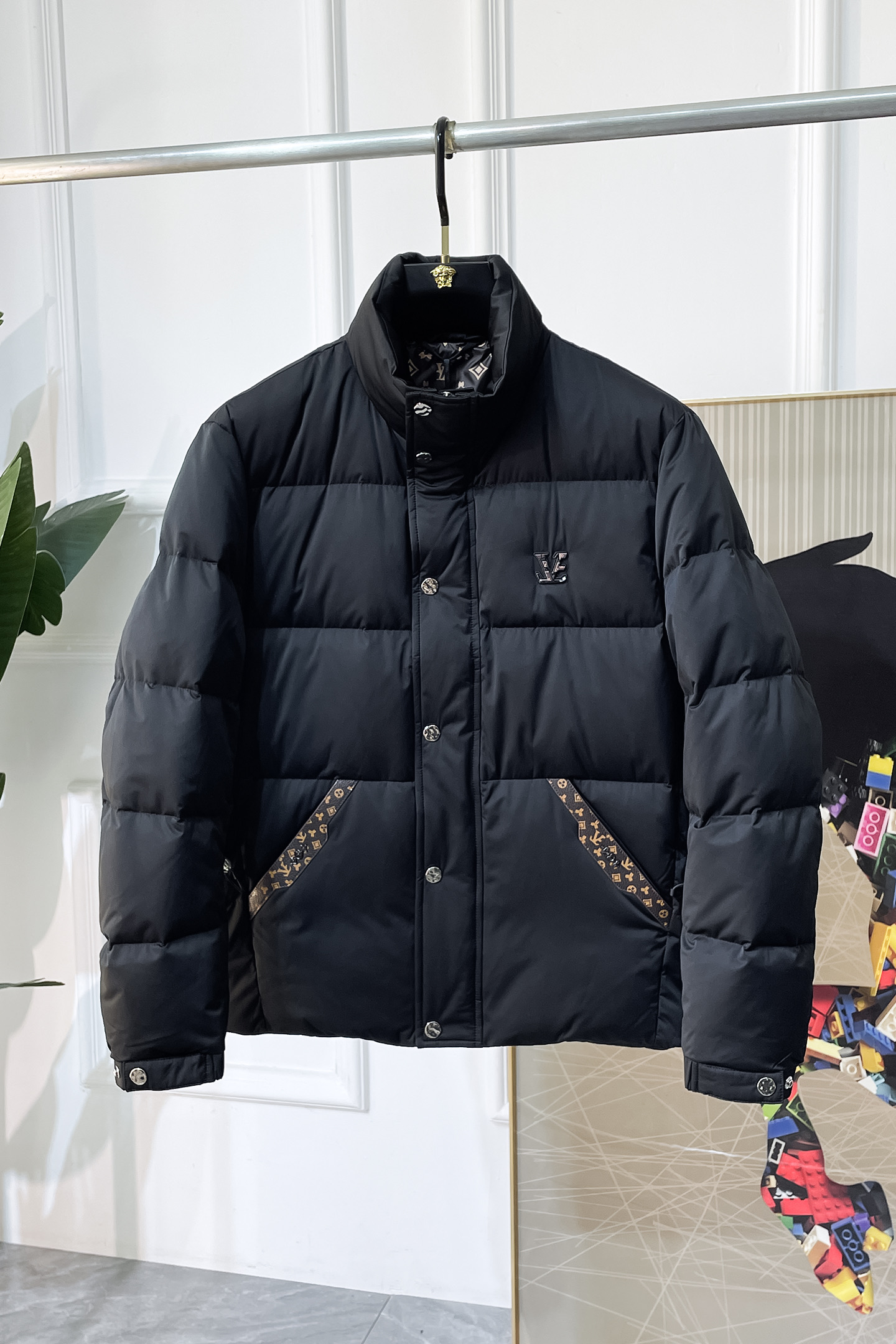 NO:597156,LV - 2025 new winter men's down jacket, high-quality design, a must-have for any man, handsome and handsome. Heavy craftsmanship, 90 down filling, but the fashion stance remains firm, first-class texture, crisp and slim. Classic lapel down, mature and stable style, fine texture, good gloss, and very clear texture, simple and elegant style, strong fashion, version leading the current trend, very good upper body effect, novel fabric, soft feel  Fearless and changeable, blooming in comfort and uniqueness. Calmly and confidently walk the way of urban men's spring clothing. Multi-touch fabric selection, showing the eclectic charm. The upper body will not have any wrinkles, the fit is excellent, the upper body is stylish and handsome, the customized accessories are iconic, and the details determine success or failure. Colors and colors, sizes 48 - 56, can be worn up to 190 pounds.,, louis vuitton, jackets & coats, jacket, alexander wangdown19860909LV - 2025年冬季新款男士羽绒服外套,高品质设计,是任何男人都必备的王牌好货,帅气爆表.重工艺直冲工艺,90绒填充,但时尚立场坚挺如故,质感一流,挺括修身.经典翻领的羽绒,成熟稳重风,质感细腻,光泽感佳,且纹理非常清晰,款式简洁大气,时尚度强、版型引领当前趋势,上身效果非常好,面料新颖,手感软 无畏多变,舒适与独特中绽放.从容、自信游走都市型男春装之道.多重触感的面料选择,彰显不拘一格的魅力上身不会有任何褶皱,版型极好,上身有型帅气,定制辅料带有标志性,细节决定成败.颜色图色 尺码48 - 56 最大可穿到190斤.,,louis vuitton,jackets & coats,down jacket,alexander wang,Men's clothing