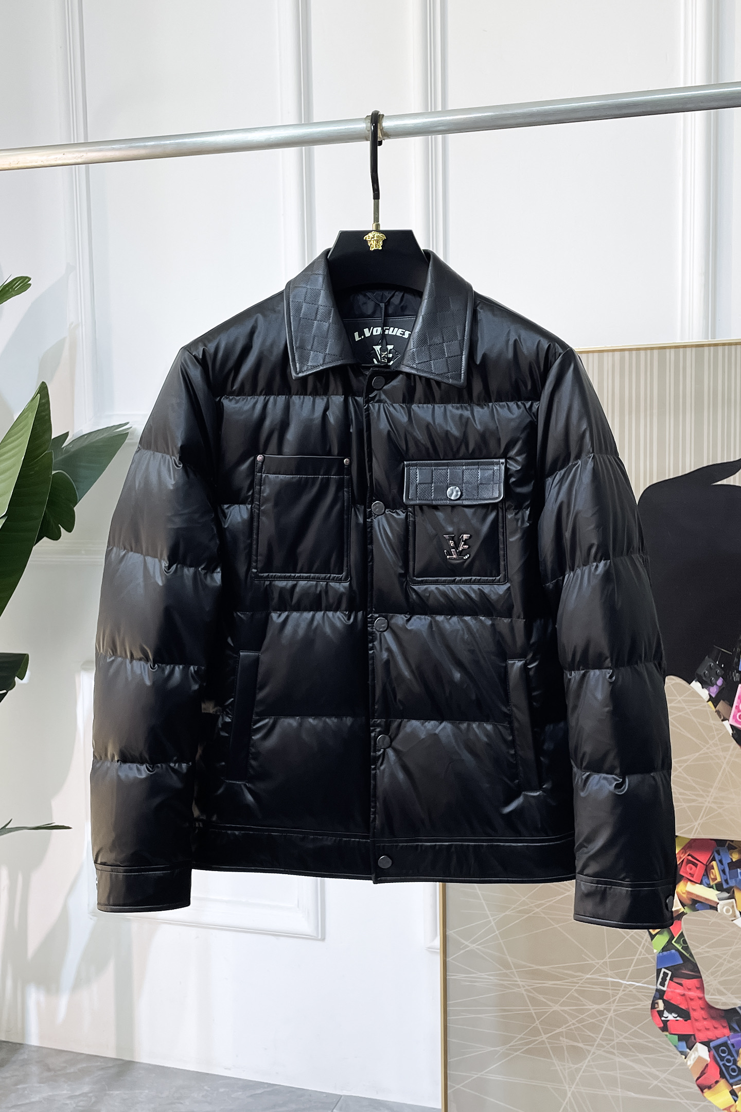 NO:601511,LV- 2025 winter new down jacket, high-quality design, is a must-have for any man, handsome and handsome. Heavy craftsmanship, 90 down filling, but the fashion stance remains firm, first-class texture, crisp and slim. Classic lapel down, mature and stable style, fine texture, good gloss, and very clear texture, simple and elegant style, strong fashion, version leading the current trend, very good upper body effect, novel fabric, soft feel  Fearless and changeable, blooming in comfort and uniqueness. Calmly and confidently walk the way of urban men's spring clothing. Multi-touch fabric selection, showing the eclectic charm. The upper body will not have any wrinkles, the fit is excellent, the upper body is stylish and handsome, the customized accessories are iconic, and the details determine success or failure. Colors and colors, sizes 48 - 56, can be worn up to 190 pounds.,, louis vuitton, jackets & coats, jacket, alexander wangdown19860909LV- 2025年冬季新款羽绒服外套,高品质设计,是任何男人都必备的王牌好货,帅气爆表.重工艺直冲工艺,90绒填充,但时尚立场坚挺如故,质感一流,挺括修身.经典翻领的羽绒,成熟稳重风,质感细腻,光泽感佳,且纹理非常清晰,款式简洁大气,时尚度强、版型引领当前趋势,上身效果非常好,面料新颖,手感软 无畏多变,舒适与独特中绽放.从容、自信游走都市型男春装之道.多重触感的面料选择,彰显不拘一格的魅力上身不会有任何褶皱,版型极好,上身有型帅气,定制辅料带有标志性,细节决定成败.颜色图色 尺码48 - 56 最大可穿到190斤.,,louis vuitton,jackets & coats,down jacket,alexander wang,Men's clothing