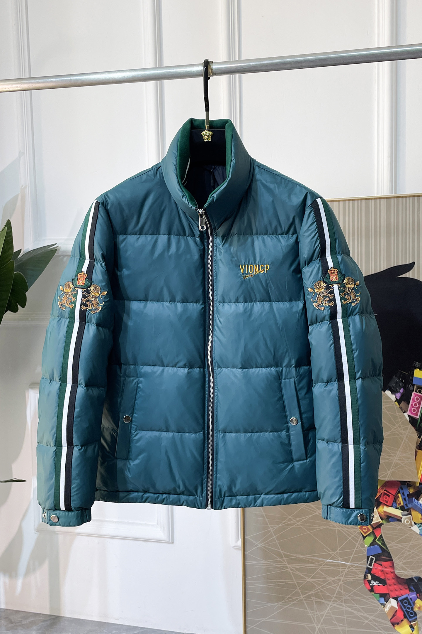 NO:597158,DG - 2025 new winter men's down jacket, high-quality design, is a must-have for any man, handsome and handsome. Heavy craftsmanship, 90 down filling, but the fashion stance remains firm, first-class texture, crisp and slim. Classic lapel down, mature and stable style, fine texture, good gloss, and very clear texture, simple and elegant style, strong fashion, version leading the current trend, very good upper body effect, novel fabric, soft feel  Fearless and changeable, blooming in comfort and uniqueness. Calmly and confidently walk the way of urban men's spring clothing. Multi-touch fabric selection, showing the eclectic charm. The upper body will not have any wrinkles, the fit is excellent, the upper body is stylish and handsome, the customized accessories are iconic, and the details determine success or failure. Colors and colors, sizes 48 - 56, can be worn up to 190 pounds.,,jackets & coats,down jacket,alexander wang19860909DG - 2025年冬季新款男士羽绒服外套,高品质设计,是任何男人都必备的王牌好货,帅气爆表.重工艺直冲工艺,90绒填充,但时尚立场坚挺如故,质感一流,挺括修身.经典翻领的羽绒,成熟稳重风,质感细腻,光泽感佳,且纹理非常清晰,款式简洁大气,时尚度强、版型引领当前趋势,上身效果非常好,面料新颖,手感软 无畏多变,舒适与独特中绽放.从容、自信游走都市型男春装之道.多重触感的面料选择,彰显不拘一格的魅力上身不会有任何褶皱,版型极好,上身有型帅气,定制辅料带有标志性,细节决定成败.颜色图色 尺码48 - 56 最大可穿到190斤.,,jackets & coats,down jacket,alexander wang,Men's clothing