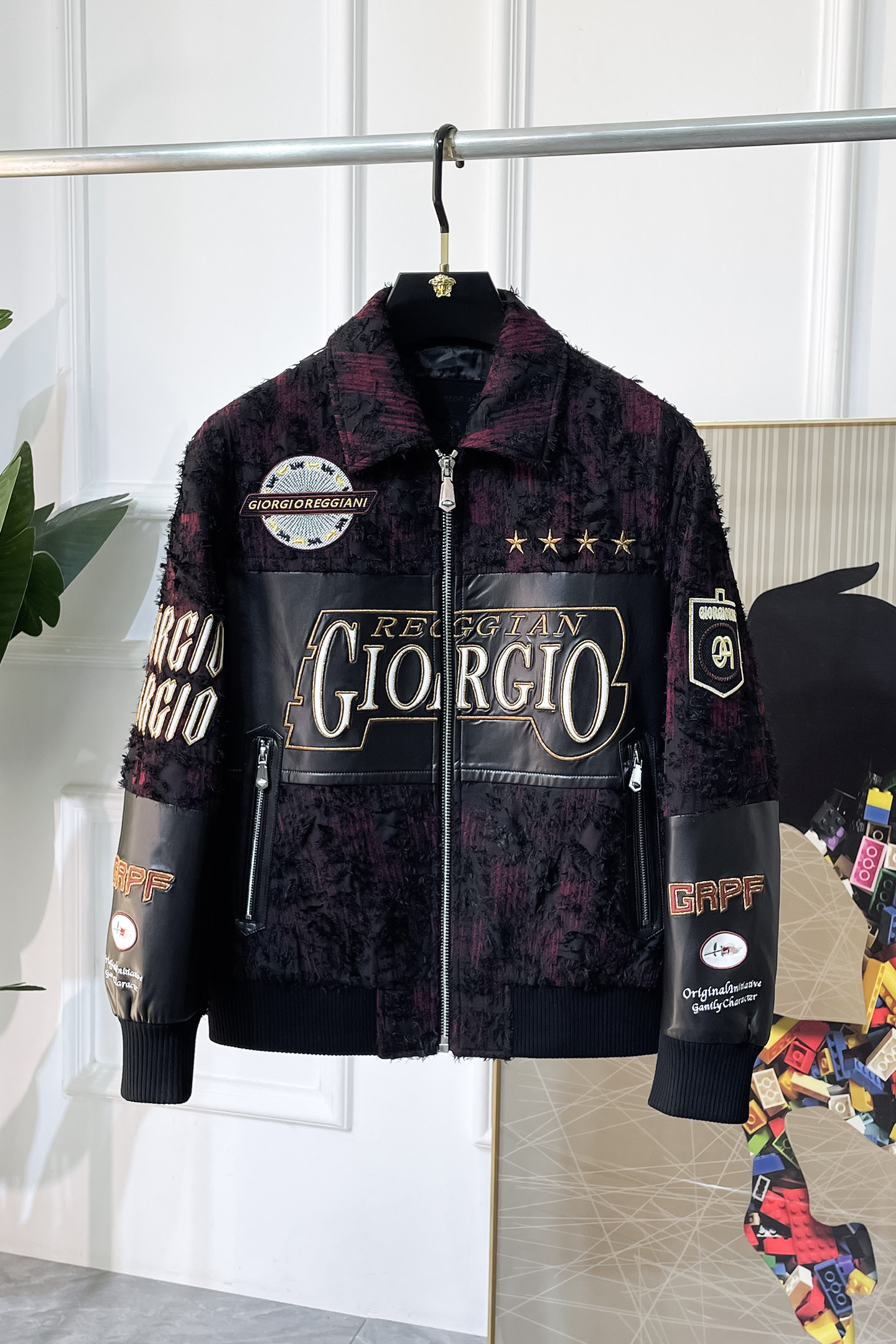 NO:598327,High profit margin!  !  Givenchy - 2025ss autumn and winter hot style high-quality wool and genuine leather splicing jacket, customized high-quality polyester fiber fabric!  Logo design with top fashion big-name elements, complete with three standards!  Original hardware accessories, smooth lines, exquisite craftsmanship, awesome upper body shape, comfortable fabrics, windproof and warm, it is very fashionable, handsome and a must-have for casual and fashionable men with any combination!  Sizes M-3XL can fit up to 190 pounds!  ,,givenchy,jackets & coats,jackets & coats,alexander wang19860909高让利！！纪梵希- 2025ss秋冬大爆款精品羊毛真皮拼接夹克外套,定制高品质聚酯纤维面料！顶级时尚大牌元素logo设计,三标齐全！原版五金辅料,线条流畅,工艺精致,上身版型超赞,面料舒适,挡风保暖,随意搭配都非常时尚帅气休闲时尚男仕必备款哦！尺码M-3XL 最大可穿190斤！,,givenchy,jackets & coats,jackets & coats,alexander wang,Men's clothing