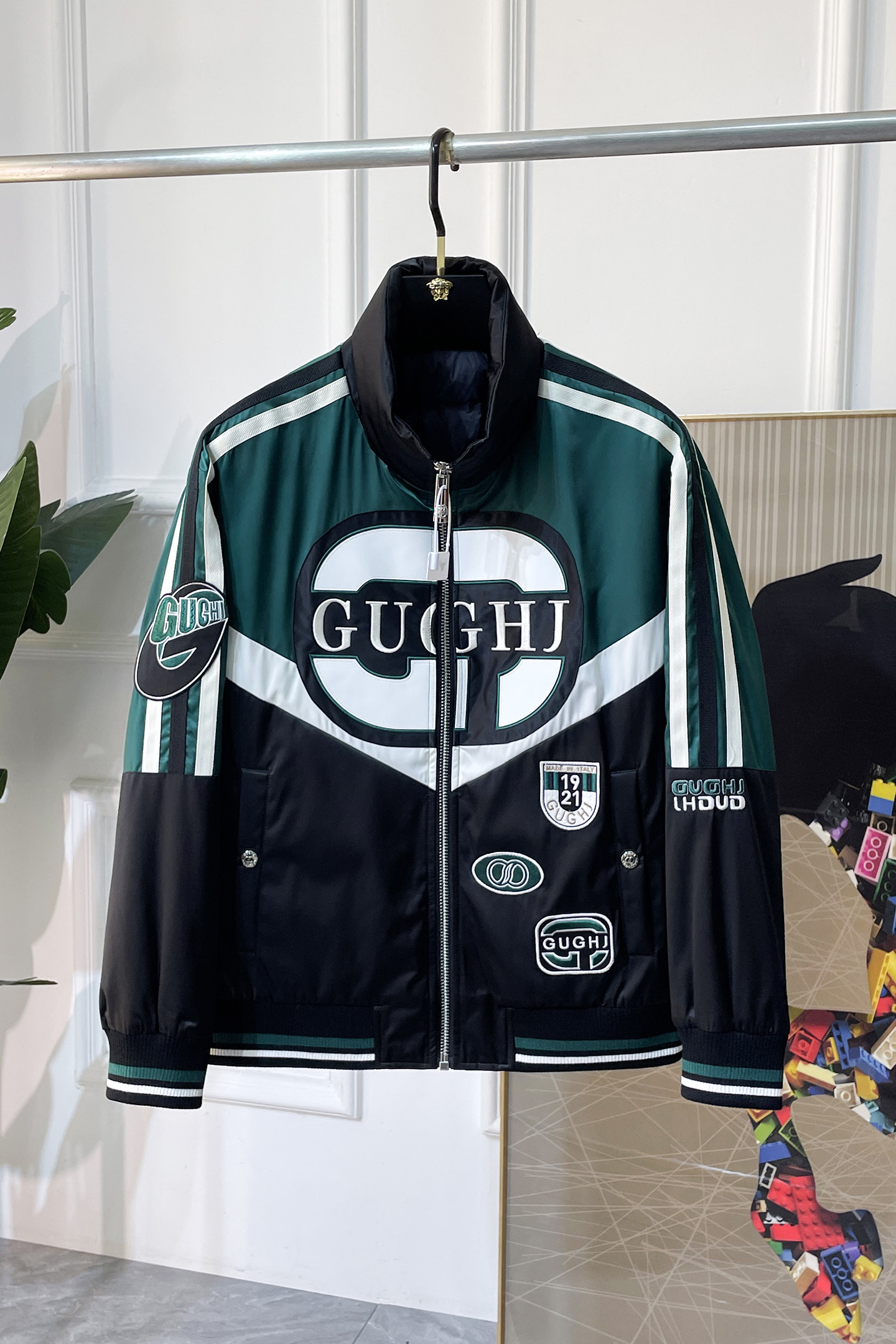 NO:601507,Gucci - 2025 new winter down jacket, high-quality design, a must-have for any man, handsome and handsome. Heavy craftsmanship, 90 down filling, but the fashion stance remains firm, first-class texture, crisp and slim. Classic lapel down, mature and stable style, fine texture, good gloss, and very clear texture, simple and elegant style, strong fashion, version leading the current trend, very good upper body effect, novel fabric, soft feel  Fearless and changeable, blooming in comfort and uniqueness. Calmly and confidently walk the way of urban men's spring clothing. Multi-touch fabric selection, showing the eclectic charm. The upper body will not have any wrinkles, the fit is excellent, the upper body is stylish and handsome, the customized accessories are iconic, and the details determine success or failure. Colors and colors, sizes 48 - 56, can be worn up to 190 pounds.,,jackets & coats,down jacket,alexander wang19860909古奇 - 2025年冬季新款羽绒服外套,高品质设计,是任何男人都必备的王牌好货,帅气爆表.重工艺直冲工艺,90绒填充,但时尚立场坚挺如故,质感一流,挺括修身.经典翻领的羽绒,成熟稳重风,质感细腻,光泽感佳,且纹理非常清晰,款式简洁大气,时尚度强、版型引领当前趋势,上身效果非常好,面料新颖,手感软 无畏多变,舒适与独特中绽放.从容、自信游走都市型男春装之道.多重触感的面料选择,彰显不拘一格的魅力上身不会有任何褶皱,版型极好,上身有型帅气,定制辅料带有标志性,细节决定成败.颜色图色 尺码48 - 56 最大可穿到190斤.,,jackets & coats,down jacket,alexander wang,Men's clothing