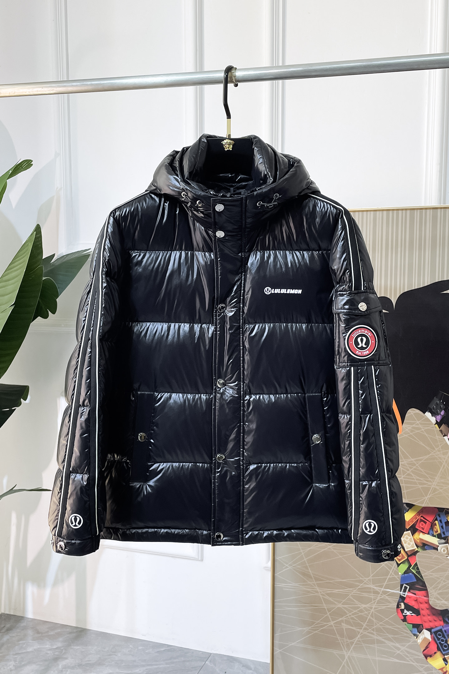 NO:600468,High version!  Lulu - 2025 new winter men's down jacket, high-quality design, is a must-have for any man, handsome and handsome. Heavy craftsmanship, 90 down filling, but the fashion stance remains firm, first-class texture, crisp and slim. Classic lapel down, mature and stable style, fine texture, good gloss, and very clear texture, simple and elegant style, strong fashion, version leading the current trend, very good upper body effect, novel fabric, soft feel  Fearless and changeable, blooming in comfort and uniqueness. Calmly and confidently walk the way of urban men's spring clothing. Multi-touch fabric selection, showing the eclectic charm. The upper body will not have any wrinkles, the fit is excellent, the upper body is stylish and handsome, the customized accessories are iconic, and the details determine success or failure. Colors and colors, sizes 48 - 56, can be worn up to 190 pounds.,,jackets & coats,down jacket,alexander wang19860909高版本！Lulu - 2025年冬季新款男士羽绒服外套,高品质设计,是任何男人都必备的王牌好货,帅气爆表.重工艺直冲工艺,90绒填充,但时尚立场坚挺如故,质感一流,挺括修身.经典翻领的羽绒,成熟稳重风,质感细腻,光泽感佳,且纹理非常清晰,款式简洁大气,时尚度强、版型引领当前趋势,上身效果非常好,面料新颖,手感软 无畏多变,舒适与独特中绽放.从容、自信游走都市型男春装之道.多重触感的面料选择,彰显不拘一格的魅力上身不会有任何褶皱,版型极好,上身有型帅气,定制辅料带有标志性,细节决定成败.颜色图色 尺码48 - 56 最大可穿到190斤.,,jackets & coats,down jacket,alexander wang,Men's clothing