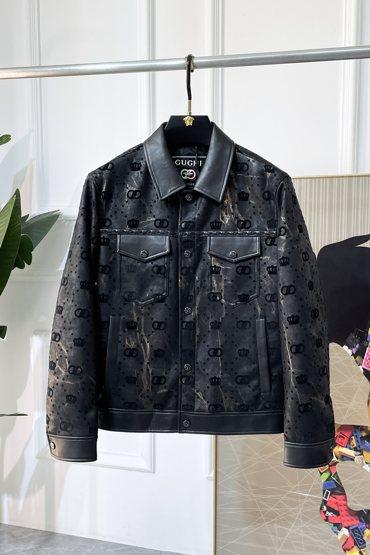 NO:600472,Gucci - 2025ss autumn and winter hot style premium leather jacket, customized high-quality polyester fiber fabric!  Logo design with top fashion big-name elements, complete with three standards!  Original hardware accessories, smooth lines, exquisite craftsmanship, awesome upper body shape, comfortable fabrics, windproof and warm, it is very fashionable, handsome and a must-have for casual and fashionable men with any combination!  Sizes M-3XL can fit up to 190 pounds!  ,,jackets & coats,jackets & coats,alexander wang19860909古奇 - 2025ss秋冬大爆款精品拼真皮夹克外套,定制高品质聚酯纤维面料！顶级时尚大牌元素logo设计,三标齐全！原版五金辅料,线条流畅,工艺精致,上身版型超赞,面料舒适,挡风保暖,随意搭配都非常时尚帅气休闲时尚男仕必备款哦！尺码M-3XL 最大可穿190斤！,,jackets & coats,jackets & coats,alexander wang,Men's clothing