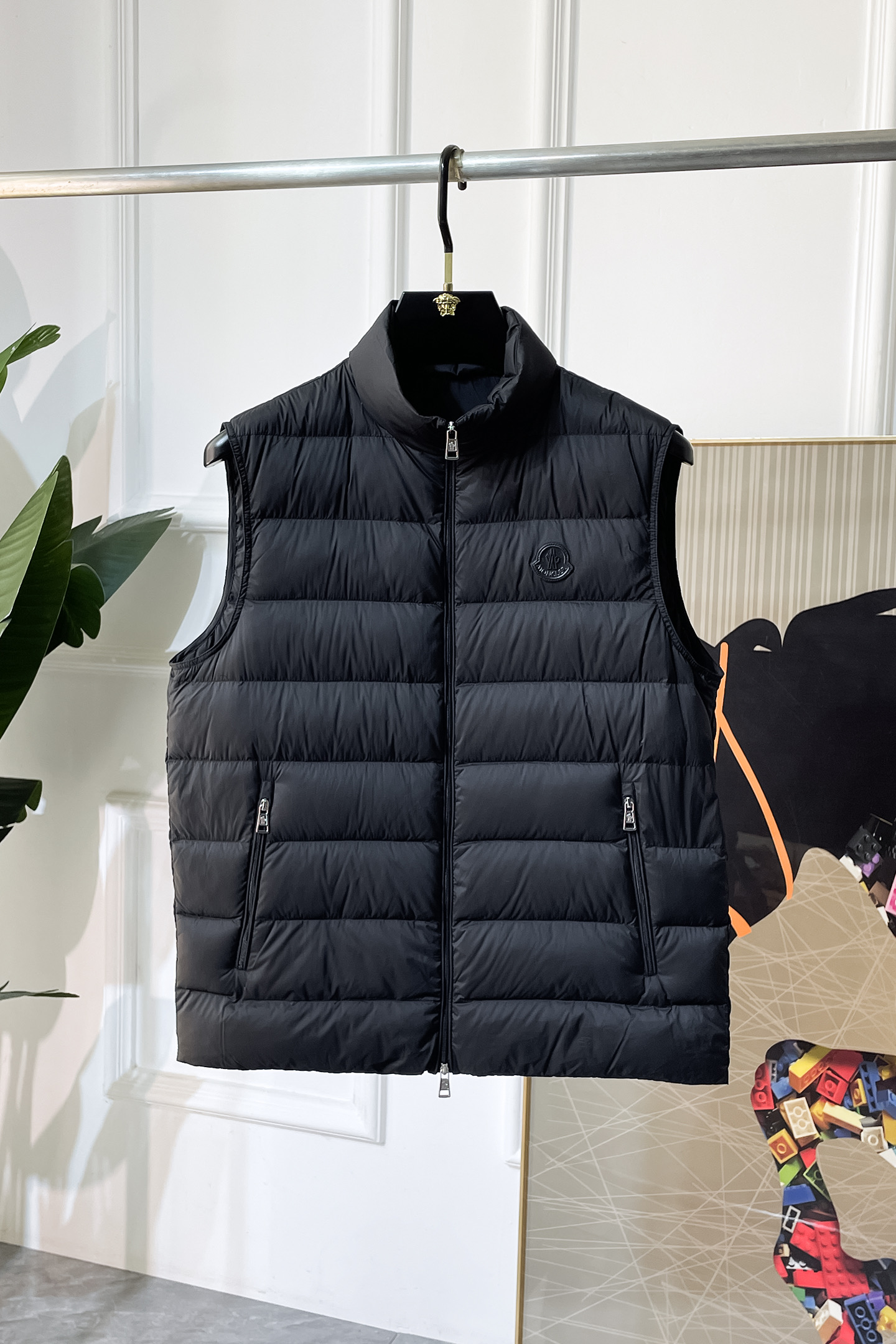 NO:599287,Moncler  Grenoble series 2025 autumn and winter new three-dimensional down vest, playing with the new trend of sports and luxury, breaking the conventional design logic, using crepe-like detailed texture outer material, combined with a large heterosexual knitted pattern filling on the back, which is delicate and fluffy, soft and three-dimensional to the touch. The body is filled with horizontal grain velvet technology, 9010 large white goose down filling, light and warm, and tailored  It is a classic slightly wide style, but still fashionable. The shoulder is matched with a spliced and padded design to reshape the proportion of the shoulder line and outline a three-dimensional and advanced visual line. There are surprises hidden in the details - scan the QR code to touch the logo, three-dimensional offset printing decoration, and hollow fabric see-through holes. It can be easily managed for street casual or fashion mix-and-match, showing a fashionable attitude. Size M-3XL,,down  jacket,alexander wang19860909Moncler Grenoble系列2025秋冬新款立体羽绒马甲,玩转运动高奢新风尚,打破常规设计逻辑,选用绉纱感细节纹理外料,结合后背大幅异性编制纹填充物,细腻蓬松,触感柔软立体.大身采用横纹充绒工艺,9010大朵白鹅绒填充,轻盈保暖,剪裁经典的微阔型,却不失潮流感,肩位搭配拼接填充设计,重塑肩线比例,勾勒出立体高级的视觉线条.细节处暗藏惊喜﹣﹣扫码触碰徽标、立体胶印装饰,与镂空面料透视孔.街头休闲还是时装混搭,皆能轻松驾驭,展现时髦态度.尺码M-3XL,,down jacket,alexander wang,Men's clothing