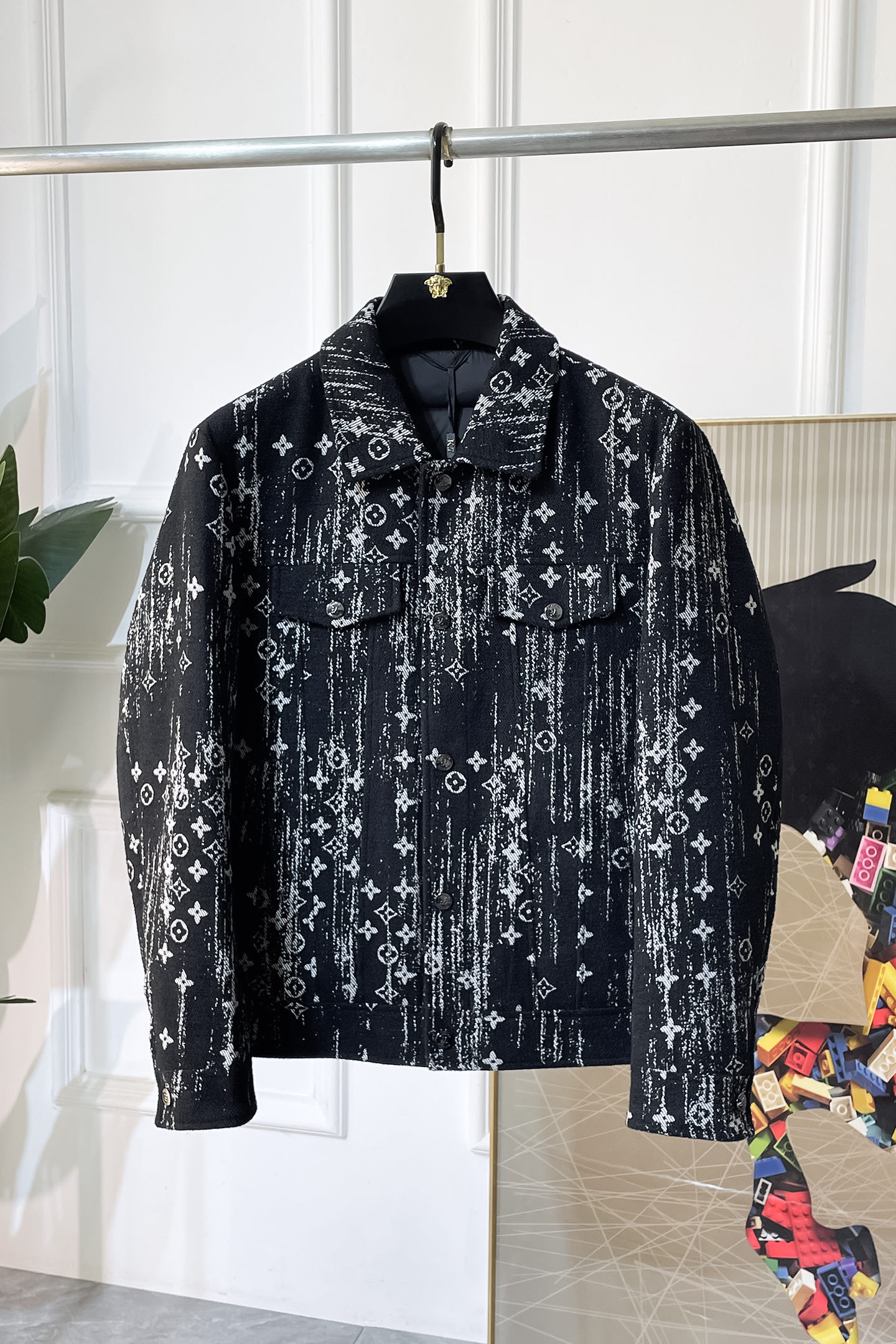 NO:597171,LV - 2025 new winter men's down jacket, high-quality design, a must-have for any man, handsome and handsome. Heavy craftsmanship, 90 down filling, but the fashion stance remains firm, first-class texture, crisp and slim. Classic lapel down, mature and stable style, fine texture, good gloss, and very clear texture, simple and elegant style, strong fashion, version leading the current trend, very good upper body effect, novel fabric, soft feel  Fearless and changeable, blooming in comfort and uniqueness. Calmly and confidently walk the way of urban men's spring clothing. Multi-touch fabric selection, showing the eclectic charm. The upper body will not have any wrinkles, the fit is excellent, the upper body is stylish and handsome, the customized accessories are iconic, and the details determine success or failure. Colors and colors, sizes 48 - 56, can be worn up to 190 pounds.,, louis vuitton, jackets & coats, jacket, alexander wangdown19860909LV - 2025年冬季新款男士羽绒服外套,高品质设计,是任何男人都必备的王牌好货,帅气爆表.重工艺直冲工艺,90绒填充,但时尚立场坚挺如故,质感一流,挺括修身.经典翻领的羽绒,成熟稳重风,质感细腻,光泽感佳,且纹理非常清晰,款式简洁大气,时尚度强、版型引领当前趋势,上身效果非常好,面料新颖,手感软 无畏多变,舒适与独特中绽放.从容、自信游走都市型男春装之道.多重触感的面料选择,彰显不拘一格的魅力上身不会有任何褶皱,版型极好,上身有型帅气,定制辅料带有标志性,细节决定成败.颜色图色 尺码48 - 56 最大可穿到190斤.,,louis vuitton,jackets & coats,down jacket,alexander wang,Men's clothing