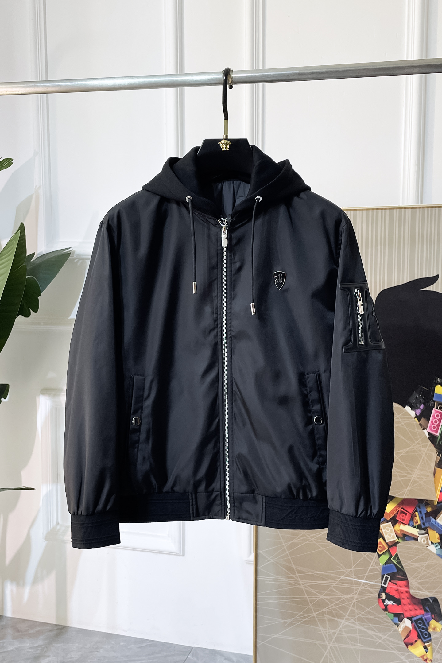 NO:601503,Burberry -  2025 new winter men's down jacket, high-quality design, is a must-have for any man, handsome and handsome. Heavy craftsmanship, 90 down filling, but the fashion stance remains firm, first-class texture, crisp and slim. Classic lapel down, mature and stable style, fine texture, good gloss, and very clear texture, simple and elegant style, strong fashion, version leading the current trend, the upper body effect is very good, the fabric is novel and soft to the touch  Fearless and changeable, blooming in comfort and uniqueness. Calmly and confidently walk the way of urban men's spring clothing. Multi-touch fabric selection, showing the eclectic charm. The upper body will not have any wrinkles, the fit is excellent, the upper body is stylish and handsome, the customized accessories are iconic, and the details determine success or failure. Colors and colors, sizes 48 - 56, can be worn up to 190 pounds.,, burberry, jackets & coats, down jacket, alexander wang19860909巴宝莉 - 2025年冬季新款男士羽绒服外套,高品质设计,是任何男人都必备的王牌好货,帅气爆表.重工艺直冲工艺,90绒填充,但时尚立场坚挺如故,质感一流,挺括修身.经典翻领的羽绒,成熟稳重风,质感细腻,光泽感佳,且纹理非常清晰,款式简洁大气,时尚度强、版型引领当前趋势,上身效果非常好,面料新颖,手感软 无畏多变,舒适与独特中绽放.从容、自信游走都市型男春装之道.多重触感的面料选择,彰显不拘一格的魅力上身不会有任何褶皱,版型极好,上身有型帅气,定制辅料带有标志性,细节决定成败.颜色图色 尺码48 - 56 最大可穿到190斤.,,burberry,jackets & coats,down jacket,alexander wang,Men's clothing