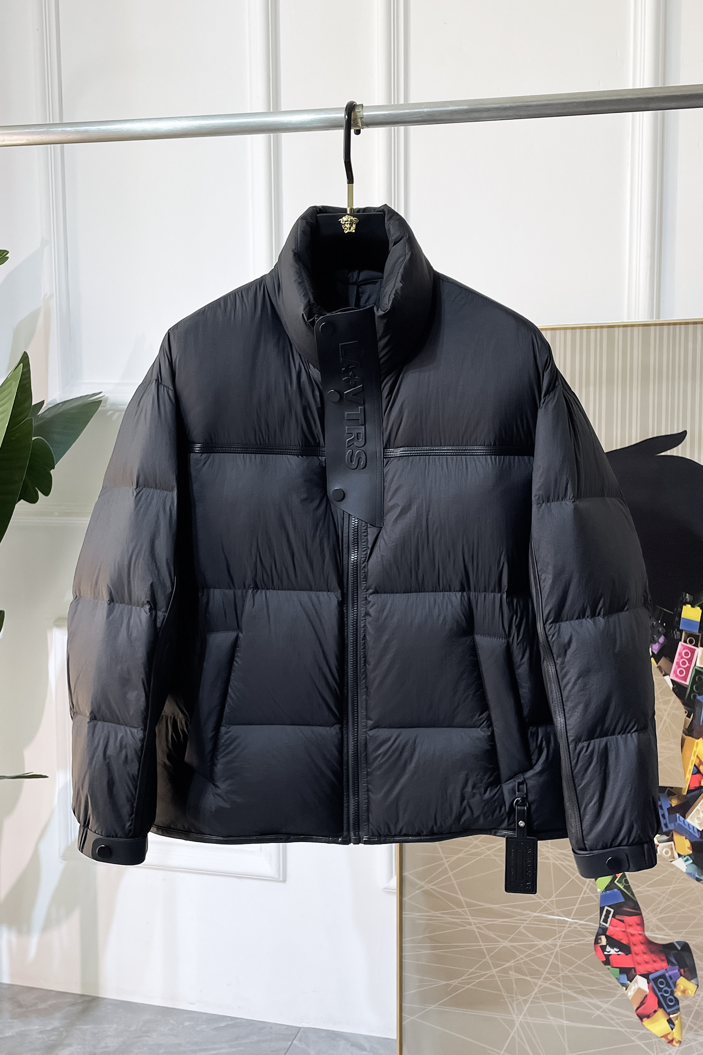 NO:597178,LV - 2025 new winter men's down jacket, high-quality design, a must-have for any man, handsome and handsome. Heavy craftsmanship, 90 down filling, but the fashion stance remains firm, first-class texture, crisp and slim. Classic lapel down, mature and stable style, fine texture, good gloss, and very clear texture, simple and elegant style, strong fashion, version leading the current trend, very good upper body effect, novel fabric, soft feel  Fearless and changeable, blooming in comfort and uniqueness. Calmly and confidently walk the way of urban men's spring clothing. Multi-touch fabric selection, showing the eclectic charm. The upper body will not have any wrinkles, the fit is excellent, the upper body is stylish and handsome, the customized accessories are iconic, and the details determine success or failure. Colors and colors, sizes 48 - 56, can be worn up to 190 pounds.,, louis vuitton, jackets & coats, jacket, alexander wangdown19860909LV - 2025年冬季新款男士羽绒服外套,高品质设计,是任何男人都必备的王牌好货,帅气爆表.重工艺直冲工艺,90绒填充,但时尚立场坚挺如故,质感一流,挺括修身.经典翻领的羽绒,成熟稳重风,质感细腻,光泽感佳,且纹理非常清晰,款式简洁大气,时尚度强、版型引领当前趋势,上身效果非常好,面料新颖,手感软 无畏多变,舒适与独特中绽放.从容、自信游走都市型男春装之道.多重触感的面料选择,彰显不拘一格的魅力上身不会有任何褶皱,版型极好,上身有型帅气,定制辅料带有标志性,细节决定成败.颜色图色 尺码48 - 56 最大可穿到190斤.,,louis vuitton,jackets & coats,down jacket,alexander wang,Men's clothing