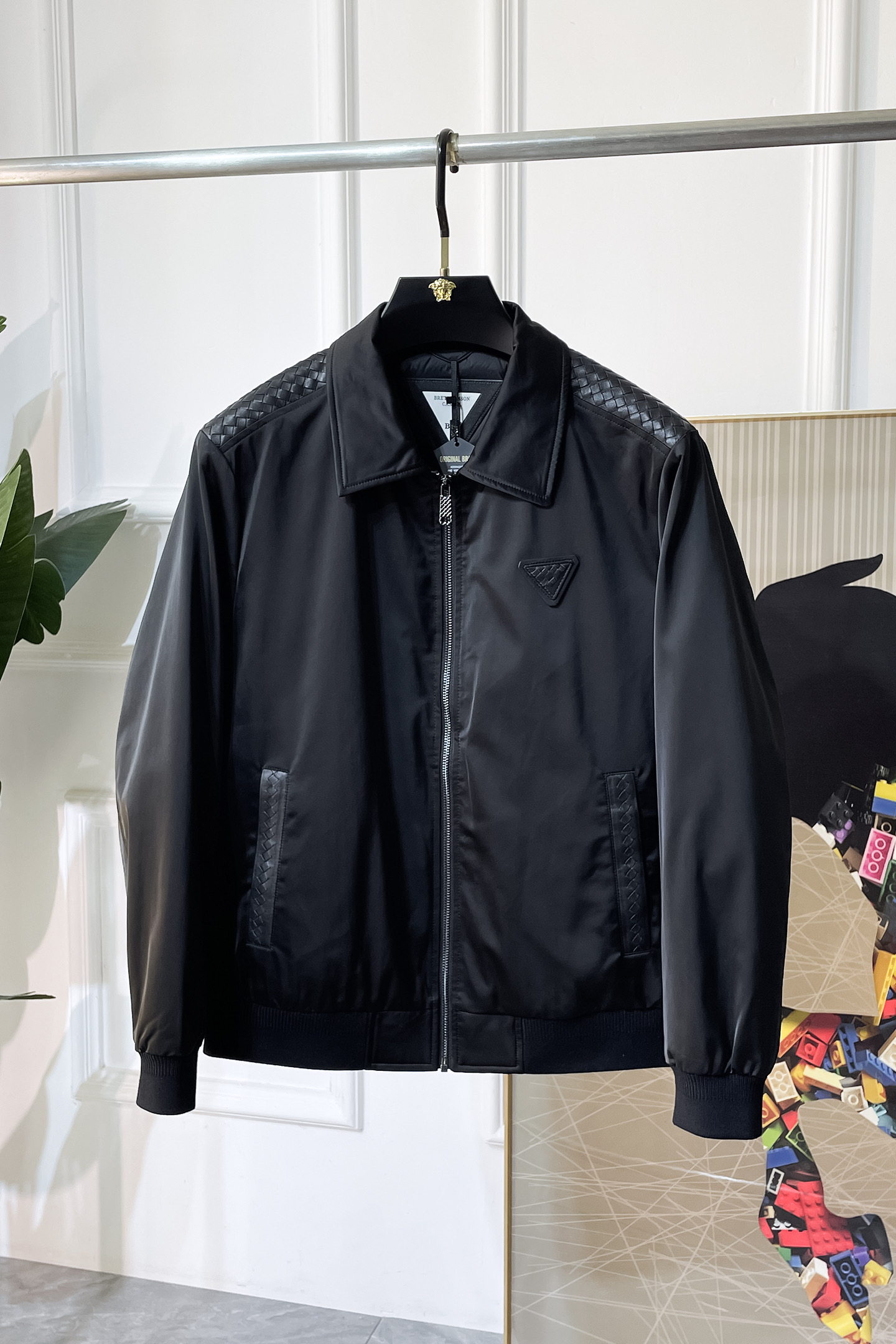 NO:597180,BV-  2025 new winter men's leather and goose down down jacket, high-quality design, is a must-have for any man, handsome and handsome. Heavy craftsmanship, 90% goose down filling, but the fashion stance remains strong and the texture is first-class  , crisp and slim fit. Classic lapel down, mature and stable style, fine texture, good gloss, and very clear texture. The style is simple and elegant, highly fashionable, and the version leads the current trend. The upper body effect is very good, the fabric is novel, and the hand feels soft.  Fearless and changeable, blooming in comfort and uniqueness. Calmly and confidently walk the way of urban men's spring clothing. Multi-touch fabric selection, showing the eclectic charm. The upper body will not have any wrinkles, the fit is excellent, the upper body is stylish and handsome, the customized accessories are iconic, and the details determine success or failure. Colors and colors Sizes 48 - 56 can be worn up to 190 pounds.,,bottega veneta,jackets & coats,jacket,alexander wangdown19860909BV - 2025年冬季新款男士拼皮鹅绒羽绒服外套,高品质设计,是任何男人都必备的王牌好货,帅气爆表.重工艺直冲工艺,90鹅绒填充,但时尚立场坚挺如故,质感一流,挺括修身.经典翻领的羽绒,成熟稳重风,质感细腻,光泽感佳,且纹理非常清晰,款式简洁大气,时尚度强、版型引领当前趋势,上身效果非常好,面料新颖,手感软 无畏多变,舒适与独特中绽放.从容、自信游走都市型男春装之道.多重触感的面料选择,彰显不拘一格的魅力上身不会有任何褶皱,版型极好,上身有型帅气,定制辅料带有标志性,细节决定成败.颜色图色 尺码48 - 56 最大可穿到190斤.,,bottega veneta,jackets & coats,down jacket,alexander wang,Men's clothing