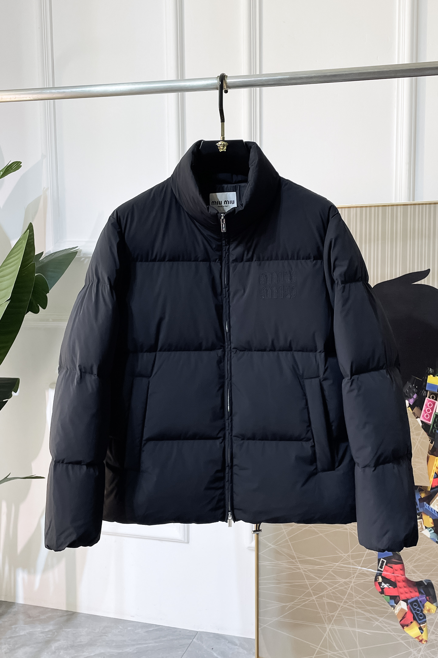 NO:601505,Stupid -  2025 new winter goose down down jacket, high-quality design, is a must-have for any man, handsome and handsome. Heavy craftsmanship, 90% goose down filling, but the fashion stance remains firm, first-class texture, crisp and slim. Classic lapel down, mature and stable style, fine texture, good gloss, and very clear texture, simple and elegant style, strong fashion, version leads the current trend, the upper body effect is very good, the fabric is novel and soft to the touch  Fearless and changeable, blooming in comfort and uniqueness. Calmly and confidently walk the way of urban men's spring clothing. Multi-touch fabric selection, showing the eclectic charm. The upper body will not have any wrinkles, the fit is excellent, the upper body is stylish and handsome, the customized accessories are iconic, and the details determine success or failure. Colors and colors, sizes 48 - 56, can be worn up to 190 pounds.,,jackets & coats,down jacket,alexander wang19860909谬谬 - 2025年冬季新款鹅绒羽绒服外套,高品质设计,是任何男人都必备的王牌好货,帅气爆表.重工艺直冲工艺,90鹅绒填充,但时尚立场坚挺如故,质感一流,挺括修身.经典翻领的羽绒,成熟稳重风,质感细腻,光泽感佳,且纹理非常清晰,款式简洁大气,时尚度强、版型引领当前趋势,上身效果非常好,面料新颖,手感软 无畏多变,舒适与独特中绽放.从容、自信游走都市型男春装之道.多重触感的面料选择,彰显不拘一格的魅力上身不会有任何褶皱,版型极好,上身有型帅气,定制辅料带有标志性,细节决定成败.颜色图色 尺码48 - 56 最大可穿到190斤.,,jackets & coats,down jacket,alexander wang,Men's clothing