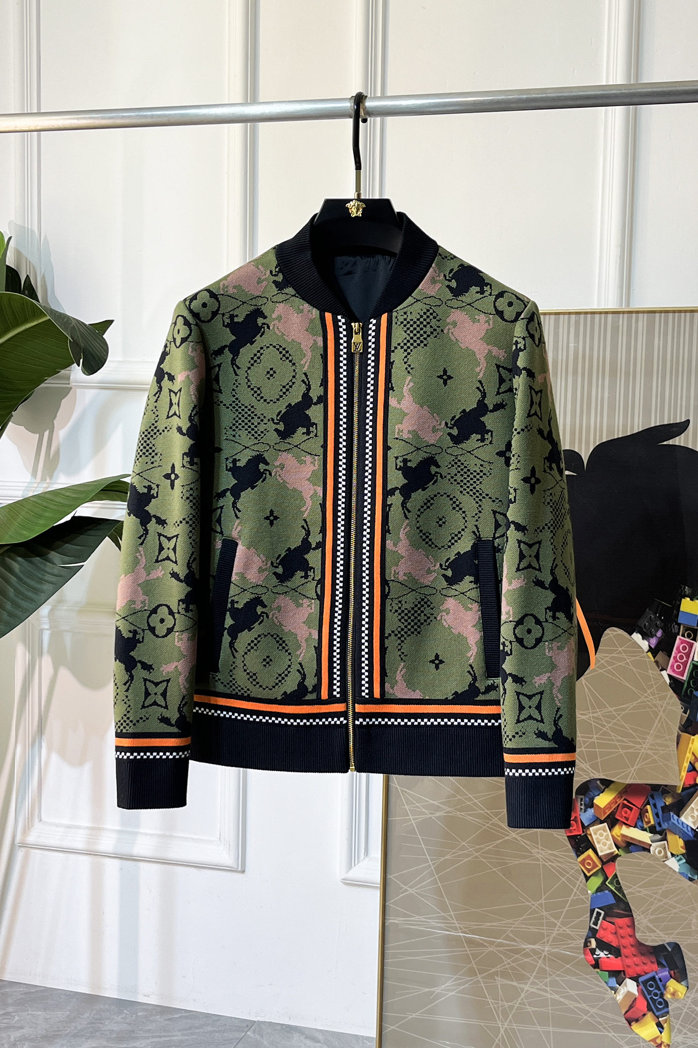 NO:607907,LV - 2025ss autumn and winter hot-selling boutique jacket, customized with high-quality polyester fiber fabric!  Logo design with top fashion big-name elements, complete with three standards!  Original hardware accessories, smooth lines, exquisite craftsmanship, awesome upper body shape, comfortable fabrics, windproof and warm, it is very fashionable, handsome and a must-have for casual and fashionable men with any combination!  Sizes M-3XL can fit up to 190 pounds!  ,,louis vuitton,jackets & coats,jackets & coats,alexander wang19860909LV - 2025ss秋冬大爆款精品夹克外套,定制高品质聚酯纤维面料！顶级时尚大牌元素logo设计,三标齐全！原版五金辅料,线条流畅,工艺精致,上身版型超赞,面料舒适,挡风保暖,随意搭配都非常时尚帅气休闲时尚男仕必备款哦！尺码M-3XL 最大可穿190斤！,,louis vuitton,jackets & coats,jackets & coats,alexander wang,Men's clothing