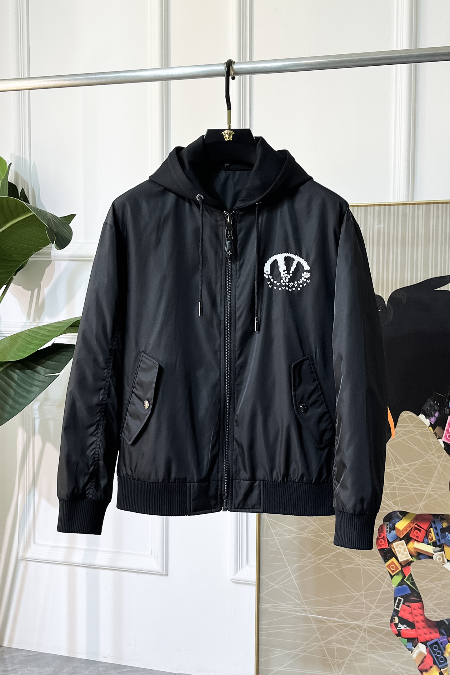 NO:607922,Valentino -  2025 new winter down jacket, high-quality design, is a must-have for any man, handsome and handsome. Heavy craftsmanship, 90 down filling, but the fashion stance remains firm, first-class texture, crisp and slim. Classic lapel down, mature and stable style, fine texture, good gloss, and very clear texture, simple and elegant style, strong fashion, version leading the current trend, very good upper body effect, novel fabric, soft feel  Fearless and changeable, blooming in comfort and uniqueness. Calmly and confidently walk the way of urban men's spring clothing. Multi-touch fabric selection, showing the eclectic charm. The upper body will not have any wrinkles, the fit is excellent, the upper body is stylish and handsome, the customized accessories are iconic, and the details determine success or failure. Colors and colors, sizes 48 - 56, can be worn up to 190 pounds.,, valentino, jackets & coats, down jacket, alexander wang19860909华伦天奴 - 2025年冬季新款羽绒服外套,高品质设计,是任何男人都必备的王牌好货,帅气爆表.重工艺直冲工艺,90绒填充,但时尚立场坚挺如故,质感一流,挺括修身.经典翻领的羽绒,成熟稳重风,质感细腻,光泽感佳,且纹理非常清晰,款式简洁大气,时尚度强、版型引领当前趋势,上身效果非常好,面料新颖,手感软 无畏多变,舒适与独特中绽放.从容、自信游走都市型男春装之道.多重触感的面料选择,彰显不拘一格的魅力上身不会有任何褶皱,版型极好,上身有型帅气,定制辅料带有标志性,细节决定成败.颜色图色 尺码48 - 56 最大可穿到190斤.,,valentino,jackets & coats,down jacket,alexander wang,Men's clothing