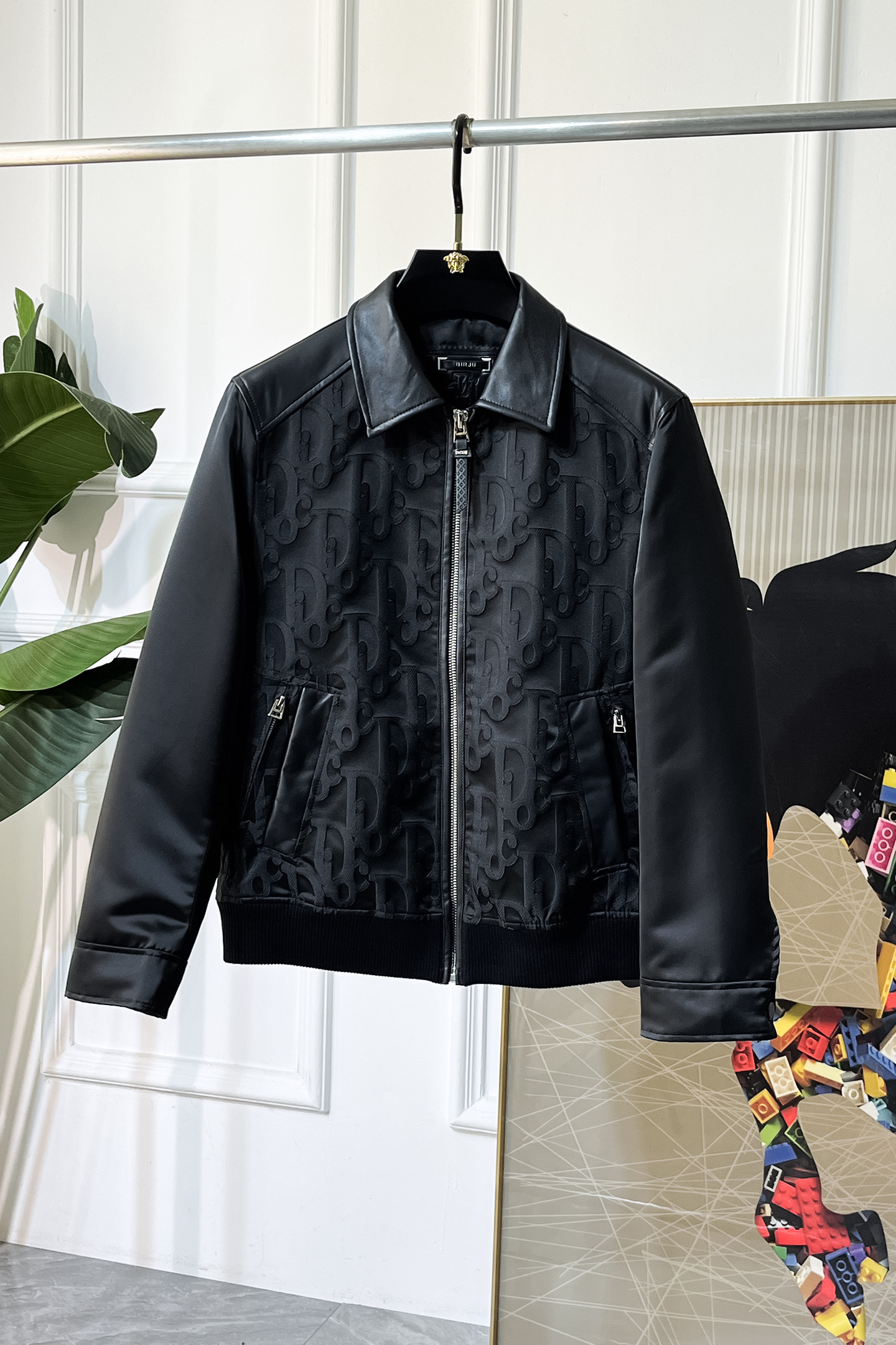 NO:612492,Wrong price!  Dior - 2025ss autumn and winter hot style premium cotton jacket, customized high-quality polyester fiber fabric!  Logo design with top fashion big-name elements, complete with three standards!  Original hardware accessories, smooth lines, exquisite craftsmanship, awesome upper body shape, comfortable fabrics, windproof and warm, it is very fashionable, handsome and a must-have for casual and fashionable men with any combination!  Sizes M-3XL can fit up to 190 pounds!  ,,dior,jackets & coats,jackets & coats,alexander wang19860909上错价了！迪奥 - 2025ss秋冬大爆款精品加棉夹克外套,定制高品质聚酯纤维面料！顶级时尚大牌元素logo设计,三标齐全！原版五金辅料,线条流畅,工艺精致,上身版型超赞,面料舒适,挡风保暖,随意搭配都非常时尚帅气休闲时尚男仕必备款哦！尺码M-3XL 最大可穿190斤！,,dior,jackets & coats,jackets & coats,alexander wang,Men's clothing