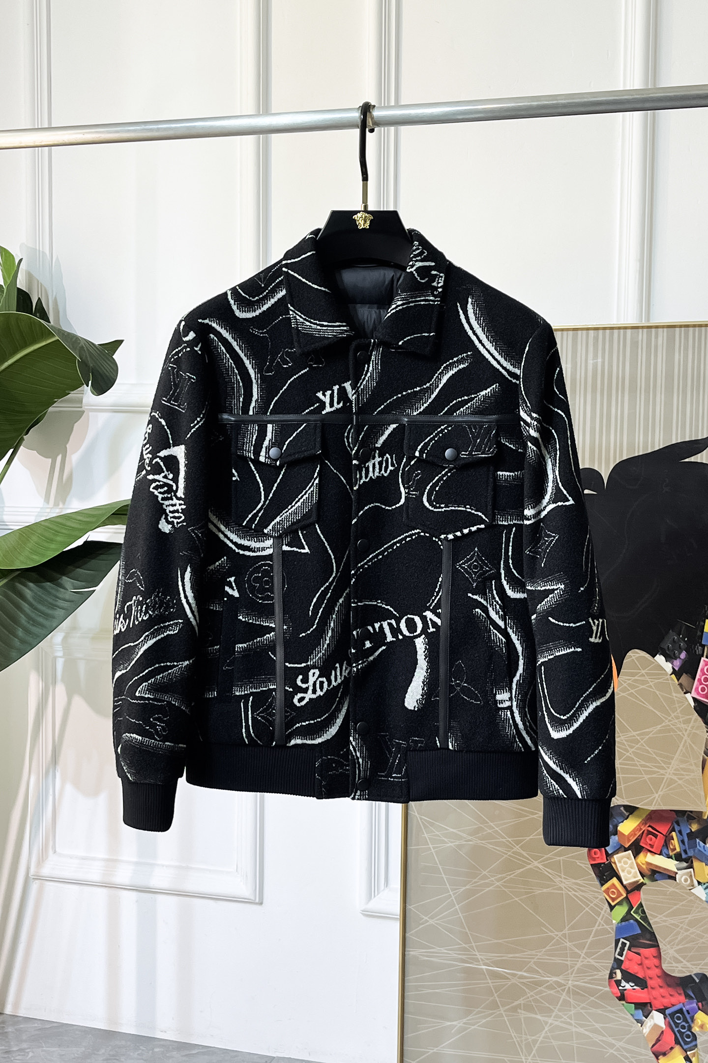 NO:612399,Mouth-  2025 new winter wool down jacket, high-quality design, is a must-have for any man, handsome and handsome. Heavy craftsmanship, 90 down filling, but the fashion stance remains firm, first-class texture, crisp and slim. Classic lapel down, mature and stable style, fine texture, good gloss, and very clear texture, simple and elegant style, strong fashion, version leading the current trend, very good upper body effect, novel fabric, soft feel  Fearless and changeable, blooming in comfort and uniqueness. Calmly and confidently walk the way of urban men's spring clothing. Multi-touch fabric selection, showing the eclectic charm. The upper body will not have any wrinkles, the shape is excellent, the upper body is stylish and handsome, the customized accessories are iconic, and the details determine success or failure. Colors and colors, sizes 48 - 56, can be worn up to 190 pounds.,, Moncler, jackets & coats, down jacket, alexander wang19860909蒙口- 2025年冬季新款羊毛羽绒服外套,高品质设计,是任何男人都必备的王牌好货,帅气爆表.重工艺直冲工艺,90绒填充,但时尚立场坚挺如故,质感一流,挺括修身.经典翻领的羽绒,成熟稳重风,质感细腻,光泽感佳,且纹理非常清晰,款式简洁大气,时尚度强、版型引领当前趋势,上身效果非常好,面料新颖,手感软 无畏多变,舒适与独特中绽放.从容、自信游走都市型男春装之道.多重触感的面料选择,彰显不拘一格的魅力上身不会有任何褶皱,版型极好,上身有型帅气,定制辅料带有标志性,细节决定成败.颜色图色 尺码48 - 56 最大可穿到190斤.,,Moncler,jackets & coats,down jacket,alexander wang,Men's clothing