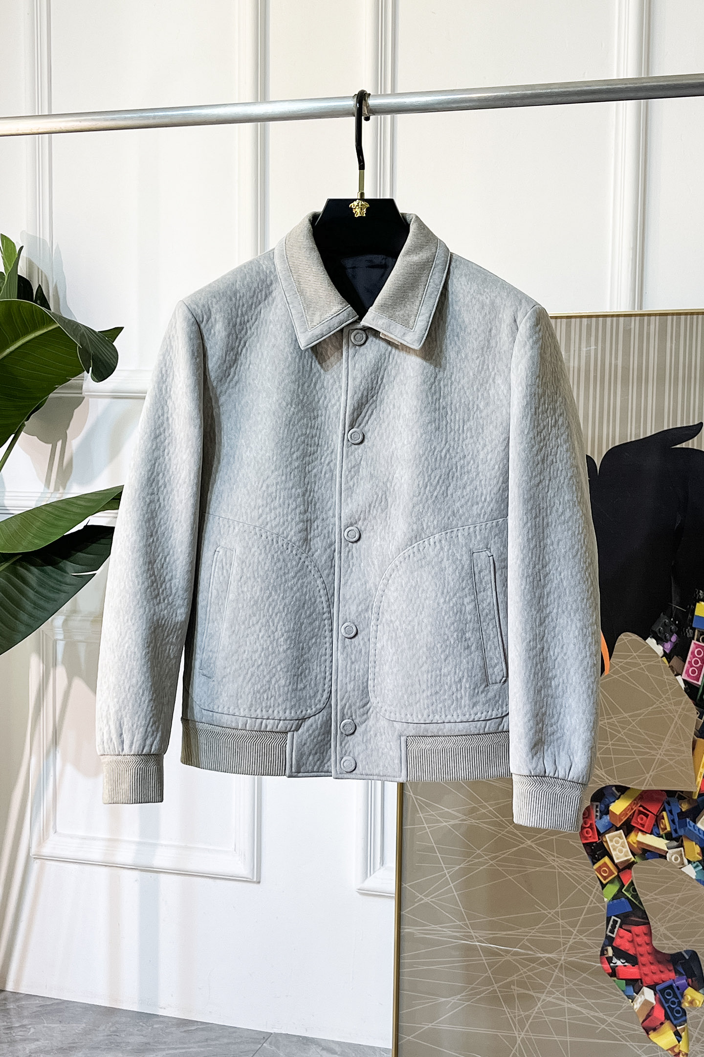 NO:607917,LP Nuoyou - 2025ss autumn and winter hot style wool jacket, customized high-quality polyester fiber fabric!  Logo design with top fashion big-name elements, complete with three standards!  Original hardware accessories, smooth lines, exquisite craftsmanship, awesome upper body shape, comfortable fabrics, windproof and warm, it is very fashionable, handsome and a must-have for casual and fashionable men with any combination!  Sizes M-3XL can fit up to 190 pounds!  ,,loro piana,jackets & coats,jackets & coats,alexander wang19860909LP诺悠- 2025ss秋冬大爆款精品羊毛夹克外套,定制高品质聚酯纤维面料！顶级时尚大牌元素logo设计,三标齐全！原版五金辅料,线条流畅,工艺精致,上身版型超赞,面料舒适,挡风保暖,随意搭配都非常时尚帅气休闲时尚男仕必备款哦！尺码M-3XL 最大可穿190斤！,,loro piana,jackets & coats,jackets & coats,alexander wang,Men's clothing