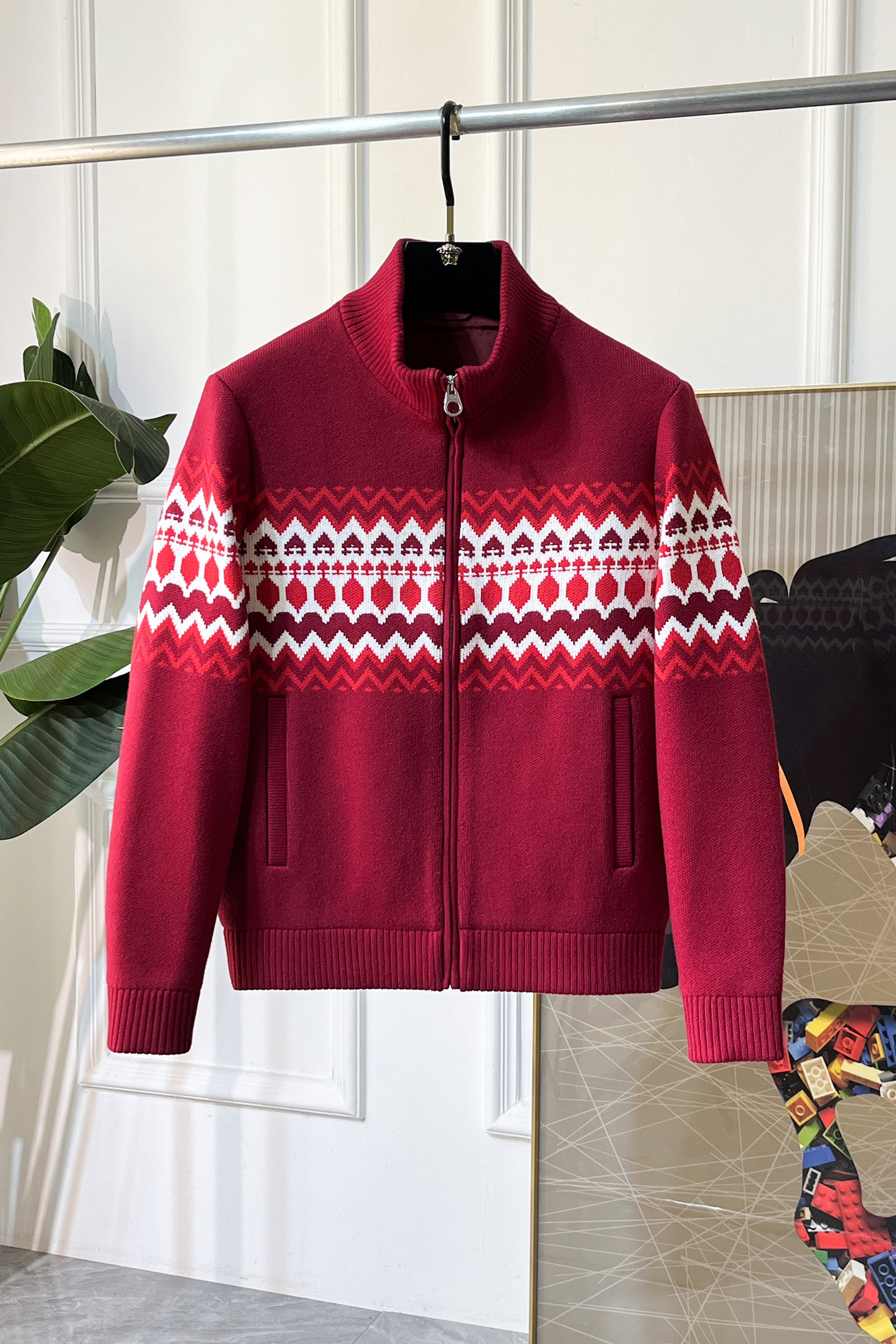 NO:607912,LP Nuoyou - 2025ss autumn and winter hot style high-quality knitted wool jacket, customized high-quality polyester fiber fabric!  Logo design with top fashion big-name elements, complete with three standards!  Original hardware accessories, smooth lines, exquisite craftsmanship, awesome upper body shape, comfortable fabrics, windproof and warm, it is very fashionable, handsome and a must-have for casual and fashionable men with any combination!  Sizes M-3XL can fit up to 190 pounds!  ,,loro piana,jackets & coats,jackets & coats,alexander wang19860909LP诺悠 - 2025ss秋冬大爆款精品针织羊毛夹克外套,定制高品质聚酯纤维面料！顶级时尚大牌元素logo设计,三标齐全！原版五金辅料,线条流畅,工艺精致,上身版型超赞,面料舒适,挡风保暖,随意搭配都非常时尚帅气休闲时尚男仕必备款哦！尺码M-3XL 最大可穿190斤！,,loro piana,jackets & coats,jackets & coats,alexander wang,Men's clothing