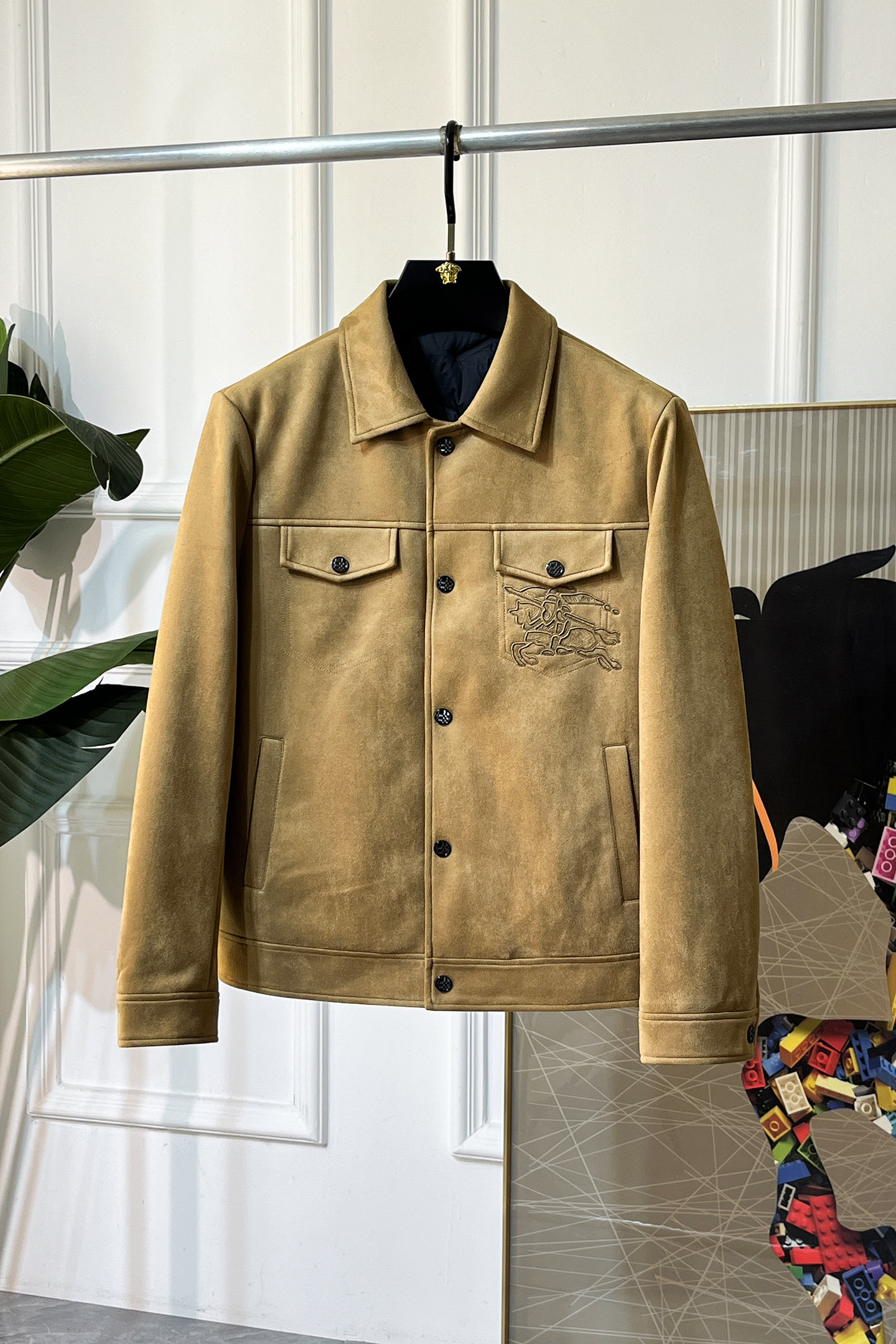 NO:607927,Burberry –  2025 new winter down jacket, high-quality design, is a must-have for any man, handsome and handsome. Heavy craftsmanship, 90 down filling, but the fashion stance remains firm, first-class texture, crisp and slim. Classic lapel down, mature and stable style, fine texture, good gloss, and very clear texture, simple and elegant style, strong fashion, version leading the current trend, very good upper body effect, novel fabric, soft feel  Fearless and changeable, blooming in comfort and uniqueness. Calmly and confidently walk the way of urban men's spring clothing. Multi-touch fabric selection, showing the eclectic charm. The upper body will not have any wrinkles, the fit is excellent, the upper body is stylish and handsome, the customized accessories are iconic, and the details determine success or failure. Colors and colors, sizes 48 - 56, can be worn up to 190 pounds.,, burberry, jackets & coats, down jacket, alexander wang19860909巴宝莉 - 2025年冬季新款羽绒服外套,高品质设计,是任何男人都必备的王牌好货,帅气爆表.重工艺直冲工艺,90绒填充,但时尚立场坚挺如故,质感一流,挺括修身.经典翻领的羽绒,成熟稳重风,质感细腻,光泽感佳,且纹理非常清晰,款式简洁大气,时尚度强、版型引领当前趋势,上身效果非常好,面料新颖,手感软 无畏多变,舒适与独特中绽放.从容、自信游走都市型男春装之道.多重触感的面料选择,彰显不拘一格的魅力上身不会有任何褶皱,版型极好,上身有型帅气,定制辅料带有标志性,细节决定成败.颜色图色 尺码48 - 56 最大可穿到190斤.,,burberry,jackets & coats,down jacket,alexander wang,Men's clothing