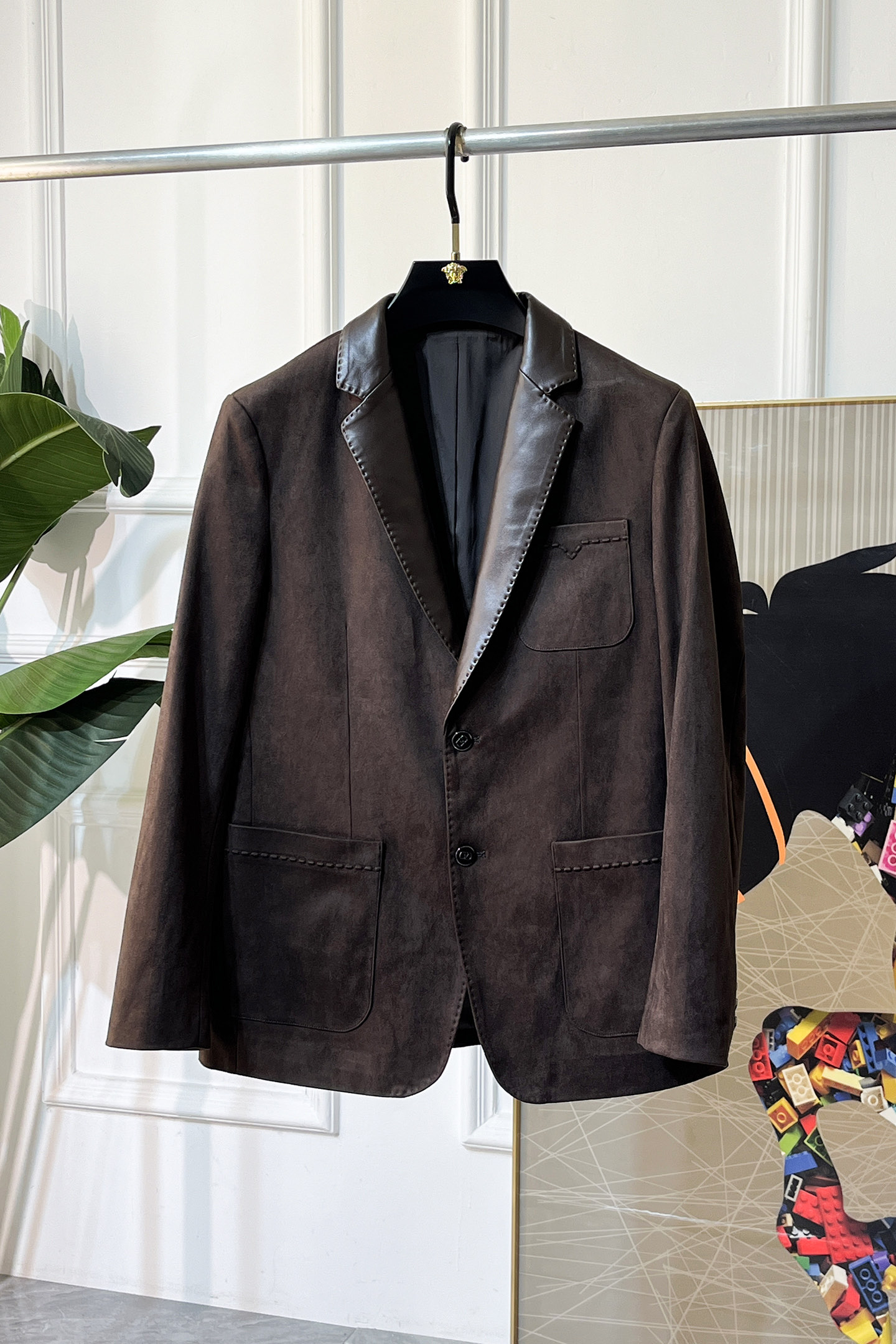 NO:607951,Valentino - 2025ss year of the snake autumn and winter hot style casual suede and leather suit jacket. The most fashionable and simple design, elegant and decent, highlighting the sophistication in casualness. Fabric This technologically customized polyester wool fabric is not a traditional design and looks more youthful and fashionable. The details are very particular. The upper body effect is a regular style but the tailoring is very special. The effect is not loose or slim. It is moderate whether you are fat or thin.  All have different styles and sizes 48-56,,valentino,jackets & coats,business suit,chamois leather,alexander wang19860909华伦天奴 - 2025ss蛇年秋冬大爆款休闲麂皮绒拼真皮西装外套 最为时尚简约设计,大气得体,随意中凸显精致.面料 此款科技定制聚酯纤维羊毛面料, 不是传统的设计 更加显得年轻时尚 细节 非常讲究 上身效果属于常规款但是剪裁非常特别 效果并不是宽松 也不是修身 属于适中 无论胖瘦穿上身 都有不同的风格尺码48-56,,valentino,jackets & coats,business suit,chamois leather,alexander wang,Men's clothing