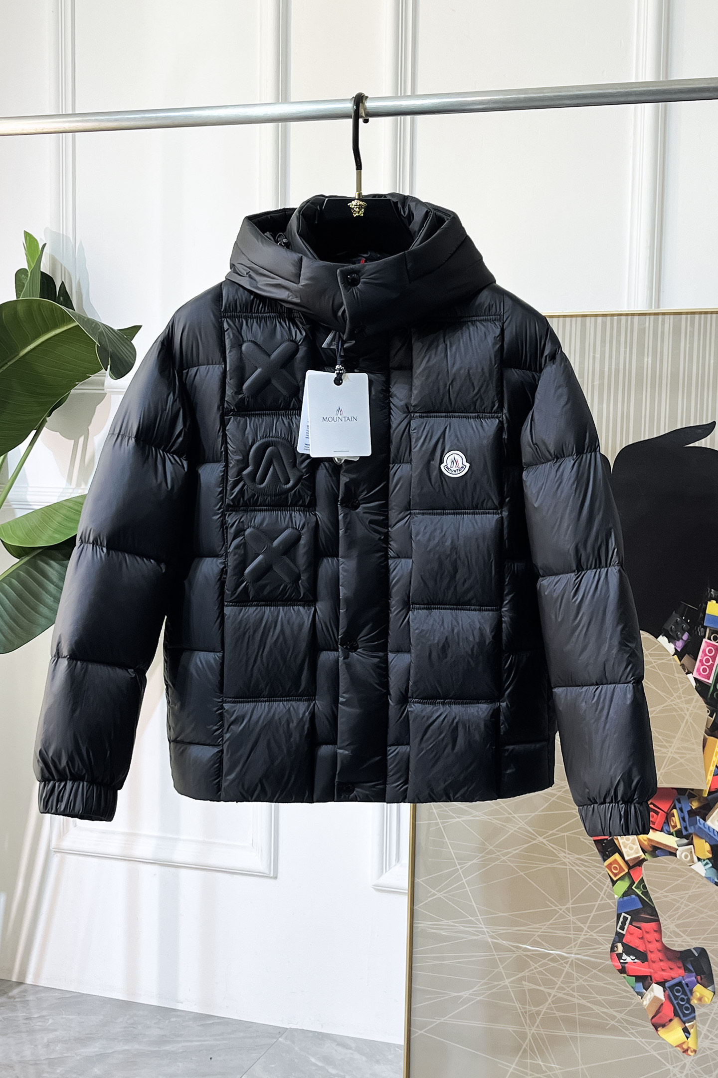 NO:612374,Mengkou - 2025 new winter down jacket, high-quality design, is a must-have for any man, handsome and handsome. Heavy craftsmanship, 90 down filling, but the fashion stance remains firm, first-class texture, crisp and slim. Classic lapel down, mature and stable style, fine texture, good gloss, and very clear texture, simple and elegant style, strong fashion, version leading the current trend, very good upper body effect, novel fabric, soft hand feel  Fearless and changeable, blooming in comfort and uniqueness. Calmly and confidently walk the way of urban men's spring clothing. Multi-touch fabric selection, showing the eclectic charm. The upper body will not have any wrinkles, the shape is excellent, the upper body is stylish and handsome, the customized accessories are iconic, and the details determine success or failure. Colors and colors, sizes 48 - 56, can be worn up to 190 pounds.,, Moncler, jackets & coats, down jacket, alexander wang19860909蒙口 - 2025年冬季新款羽绒服外套,高品质设计,是任何男人都必备的王牌好货,帅气爆表.重工艺直冲工艺,90绒填充,但时尚立场坚挺如故,质感一流,挺括修身.经典翻领的羽绒,成熟稳重风,质感细腻,光泽感佳,且纹理非常清晰,款式简洁大气,时尚度强、版型引领当前趋势,上身效果非常好,面料新颖,手感软 无畏多变,舒适与独特中绽放.从容、自信游走都市型男春装之道.多重触感的面料选择,彰显不拘一格的魅力上身不会有任何褶皱,版型极好,上身有型帅气,定制辅料带有标志性,细节决定成败.颜色图色 尺码48 - 56 最大可穿到190斤.,,Moncler,jackets & coats,down jacket,alexander wang,Men's clothing