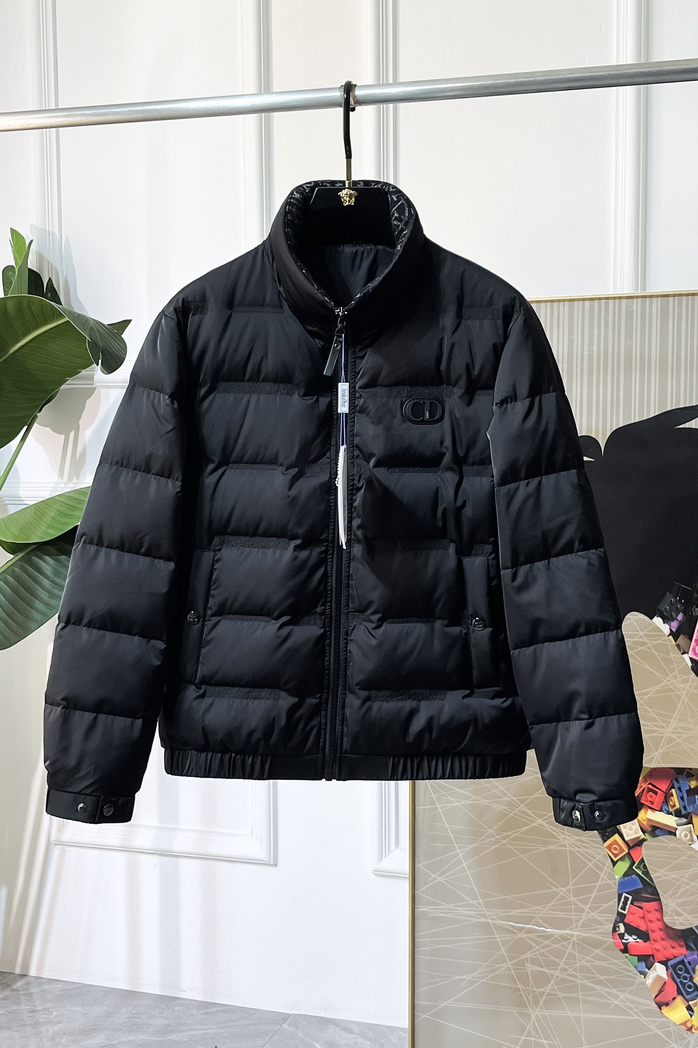 NO:612383,Dior - 2025 new winter down jacket, high-quality design, is a must-have for any man, handsome and handsome. Heavy craftsmanship, 90 down filling, but the fashion stance remains firm, first-class texture, crisp and slim. Classic lapel down, mature and stable style, fine texture, good gloss, and very clear texture, simple and elegant style, strong fashion, version leading the current trend, very good upper body effect, novel fabric, soft feel  Fearless and changeable, blooming in comfort and uniqueness. Calmly and confidently walk the way of urban men's spring clothing. Multi-touch fabric selection, showing the eclectic charm. The upper body will not have any wrinkles, the fit is excellent, the upper body is stylish and handsome, the customized accessories are iconic, and the details determine success or failure. Colors and colors, sizes 48 - 56, can be worn up to 190 pounds.,, dior, jackets & coats, down jacket, alexander wang19860909迪奥- 2025年冬季新款羽绒服外套,高品质设计,是任何男人都必备的王牌好货,帅气爆表.重工艺直冲工艺,90绒填充,但时尚立场坚挺如故,质感一流,挺括修身.经典翻领的羽绒,成熟稳重风,质感细腻,光泽感佳,且纹理非常清晰,款式简洁大气,时尚度强、版型引领当前趋势,上身效果非常好,面料新颖,手感软 无畏多变,舒适与独特中绽放.从容、自信游走都市型男春装之道.多重触感的面料选择,彰显不拘一格的魅力上身不会有任何褶皱,版型极好,上身有型帅气,定制辅料带有标志性,细节决定成败.颜色图色 尺码48 - 56 最大可穿到190斤.,,dior,jackets & coats,down jacket,alexander wang,Men's clothing