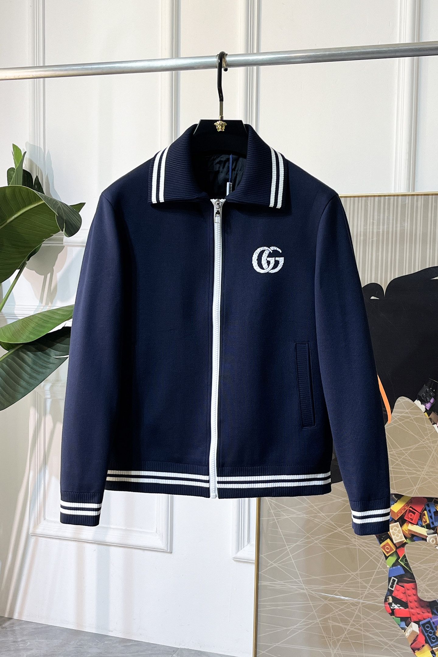 NO:607932,Gucci - 2025 new winter down jacket, high-quality design, a must-have for any man, handsome and handsome. Heavy craftsmanship, 90 down filling, but the fashion stance remains firm, first-class texture, crisp and slim. Classic lapel down, mature and stable style, fine texture, good gloss, and very clear texture, simple and elegant style, strong fashion, version leading the current trend, very good upper body effect, novel fabric, soft feel  Fearless and changeable, blooming in comfort and uniqueness. Calmly and confidently walk the way of urban men's spring clothing. Multi-touch fabric selection, showing the eclectic charm. The upper body will not have any wrinkles, the fit is excellent, the upper body is stylish and handsome, the customized accessories are iconic, and the details determine success or failure. Colors and colors, sizes 48 - 56, can be worn up to 190 pounds.,,jackets & coats,down jacket,alexander wang19860909古奇 - 2025年冬季新款羽绒服外套,高品质设计,是任何男人都必备的王牌好货,帅气爆表.重工艺直冲工艺,90绒填充,但时尚立场坚挺如故,质感一流,挺括修身.经典翻领的羽绒,成熟稳重风,质感细腻,光泽感佳,且纹理非常清晰,款式简洁大气,时尚度强、版型引领当前趋势,上身效果非常好,面料新颖,手感软 无畏多变,舒适与独特中绽放.从容、自信游走都市型男春装之道.多重触感的面料选择,彰显不拘一格的魅力上身不会有任何褶皱,版型极好,上身有型帅气,定制辅料带有标志性,细节决定成败.颜色图色 尺码48 - 56 最大可穿到190斤.,,jackets & coats,down jacket,alexander wang,Men's clothing