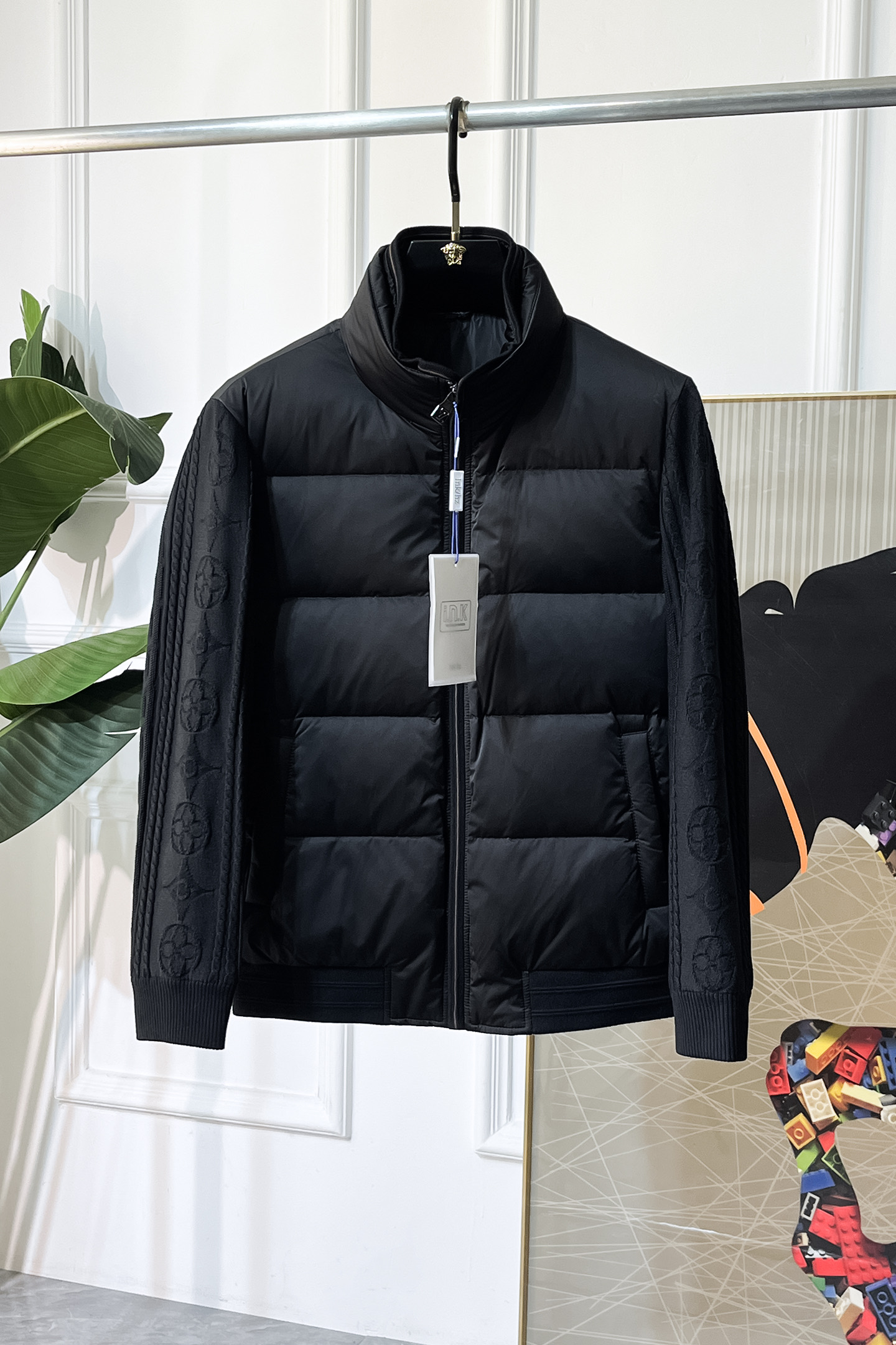 NO:607937,LV-  2025 new winter wool splicing down jacket, high-quality design, is a must-have for any man, handsome and handsome. Heavy craftsmanship, 90 down filling, but the fashion stance remains firm, first-class texture, crisp and slim. Classic lapel down, mature and stable style, fine texture, good gloss, and very clear texture, simple and elegant style, strong fashion, version leads the current trend, the upper body effect is very good, the fabric is novel and soft to the touch  Fearless and changeable, blooming in comfort and uniqueness. Calmly and confidently walk the way of urban men's spring clothing. Multi-touch fabric selection, showing the eclectic charm. The upper body will not have any wrinkles, the fit is excellent, the upper body is stylish and handsome, the customized accessories are iconic, and the details determine success or failure. Colors and colors, sizes 48 - 56, can be worn up to 190 pounds.,, louis vuitton, jackets & coats, jacket, alexander wangdown19860909LV- 2025年冬季新款羊毛拼接羽绒服外套,高品质设计,是任何男人都必备的王牌好货,帅气爆表.重工艺直冲工艺,90绒填充,但时尚立场坚挺如故,质感一流,挺括修身.经典翻领的羽绒,成熟稳重风,质感细腻,光泽感佳,且纹理非常清晰,款式简洁大气,时尚度强、版型引领当前趋势,上身效果非常好,面料新颖,手感软 无畏多变,舒适与独特中绽放.从容、自信游走都市型男春装之道.多重触感的面料选择,彰显不拘一格的魅力上身不会有任何褶皱,版型极好,上身有型帅气,定制辅料带有标志性,细节决定成败.颜色图色 尺码48 - 56 最大可穿到190斤.,,louis vuitton,jackets & coats,down jacket,alexander wang,Men's clothing