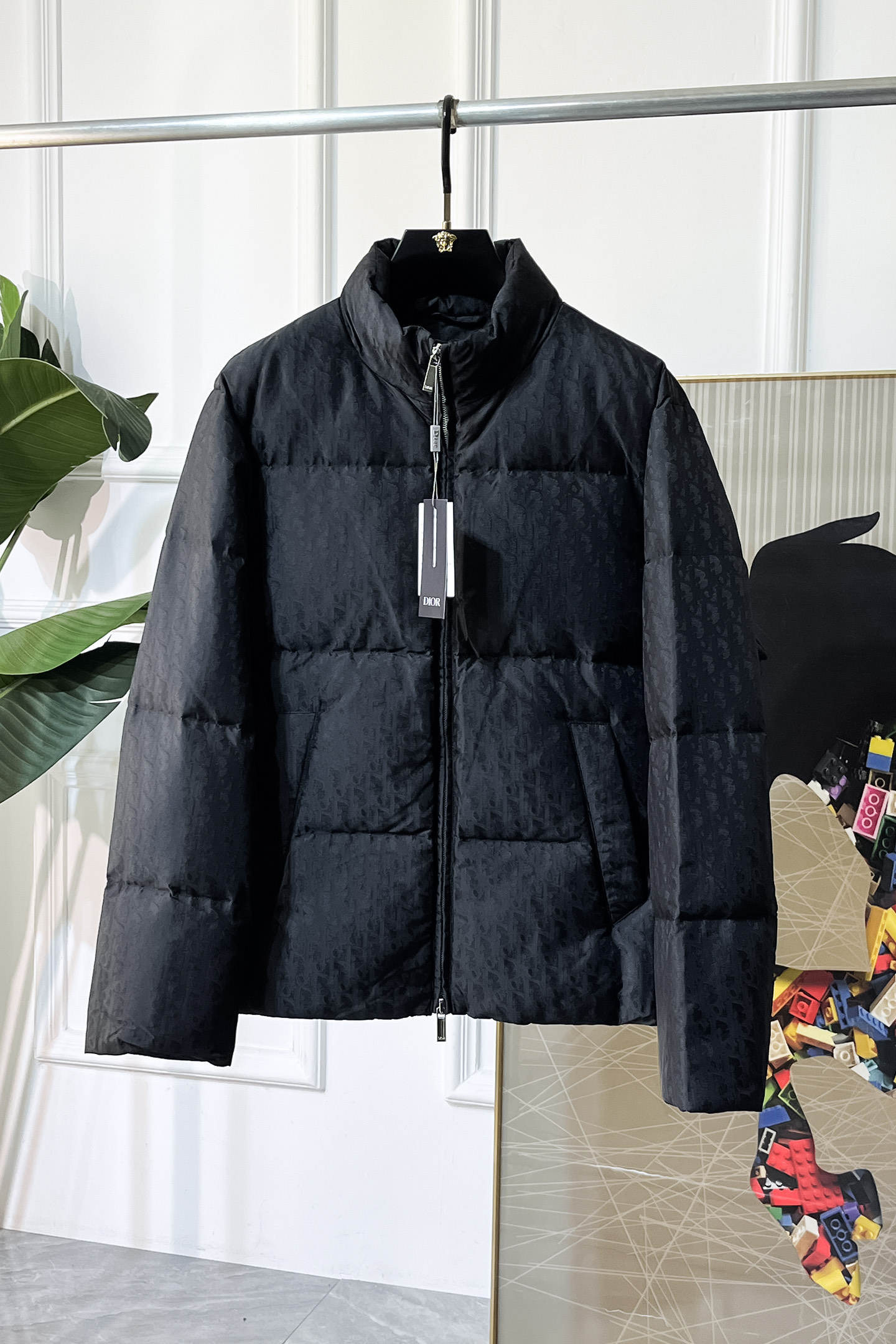 NO:612387,High version!  Dior -  2025 new winter goose down down jacket, high-quality design, is a must-have for any man, handsome and handsome. Heavy craftsmanship, 90% goose down filling, but the fashion stance remains firm, first-class texture, crisp and slim. Classic lapel down, mature and stable style, fine texture, good gloss, and very clear texture, simple and elegant style, strong fashion, version leads the current trend, the upper body effect is very good, the fabric is novel and soft to the touch  Fearless and changeable, blooming in comfort and uniqueness. Calmly and confidently walk the way of urban men's spring clothing. Multi-touch fabric selection, showing the eclectic charm. The upper body will not have any wrinkles, the fit is excellent, the upper body is stylish and handsome, the customized accessories are iconic, and the details determine success or failure. Colors and colors, sizes 48 - 56, can be worn up to 190 pounds.,, dior, jackets & coats, down jacket, alexander wang19860909高版本！迪奥 - 2025年冬季新款鹅绒羽绒服外套,高品质设计,是任何男人都必备的王牌好货,帅气爆表.重工艺直冲工艺,90鹅绒填充,但时尚立场坚挺如故,质感一流,挺括修身.经典翻领的羽绒,成熟稳重风,质感细腻,光泽感佳,且纹理非常清晰,款式简洁大气,时尚度强、版型引领当前趋势,上身效果非常好,面料新颖,手感软 无畏多变,舒适与独特中绽放.从容、自信游走都市型男春装之道.多重触感的面料选择,彰显不拘一格的魅力上身不会有任何褶皱,版型极好,上身有型帅气,定制辅料带有标志性,细节决定成败.颜色图色 尺码48 - 56 最大可穿到190斤.,,dior,jackets & coats,down jacket,alexander wang,Men's clothing