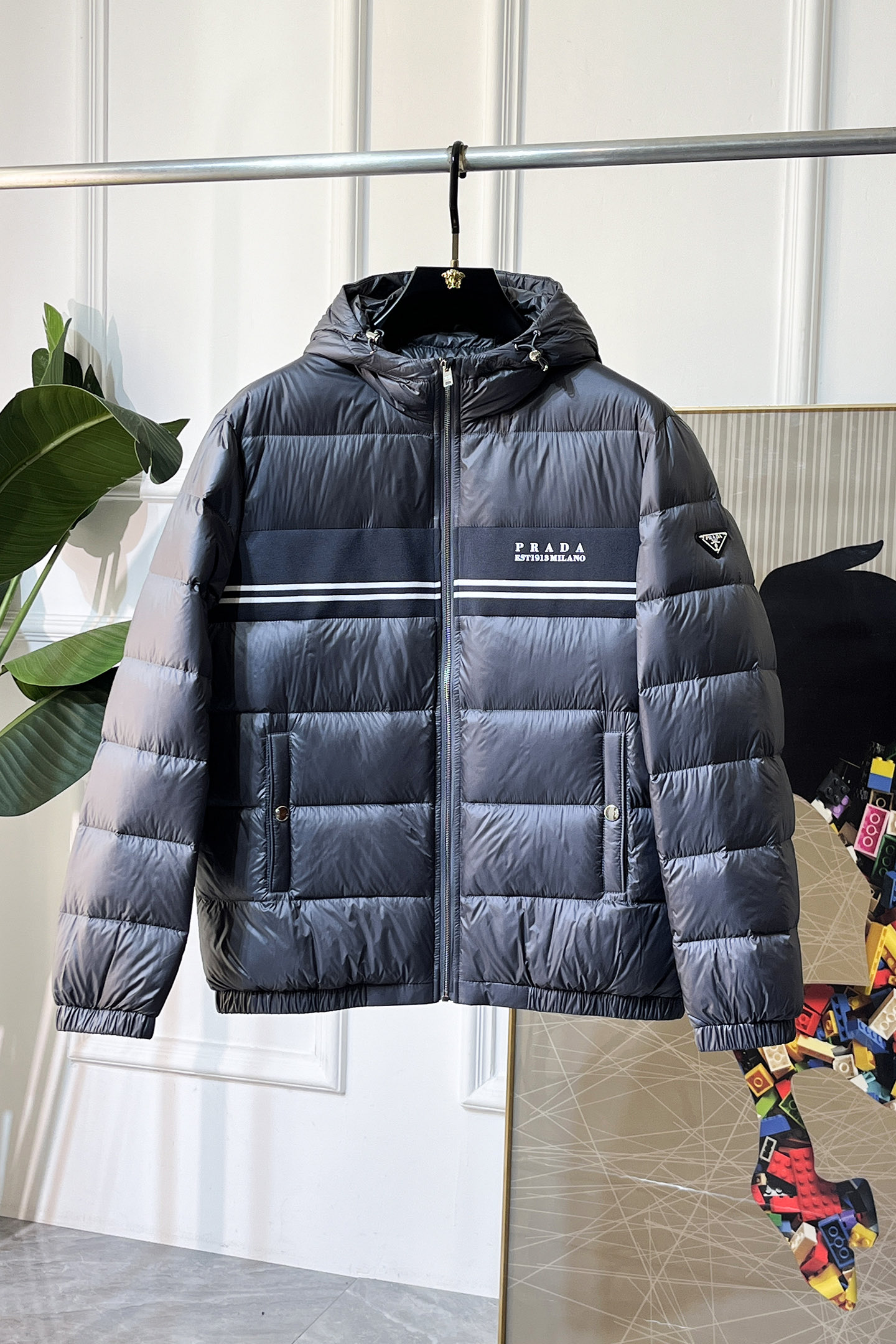 NO:607942,High version!  Prada -  2025 new winter goose down down jacket, high-quality design, is a must-have for any man, handsome and handsome. Heavy craftsmanship, 90% goose down filling, but the fashion stance remains firm, first-class texture, crisp and slim. Classic lapel down, mature and stable style, fine texture, good gloss, and very clear texture, simple and elegant style, strong fashion, version leads the current trend, the upper body effect is very good, the fabric is novel and soft to the touch  Fearless and changeable, blooming in comfort and uniqueness. Calmly and confidently walk the way of urban men's spring clothing. Multi-touch fabric selection, showing the eclectic charm. The upper body will not have any wrinkles, the fit is excellent, the upper body is stylish and handsome, the customized accessories are iconic, and the details determine success or failure. Colors and colors, sizes 48 - 56, can be worn up to 190 pounds.,, prada, jackets & coats, down jacket, alexander wang19860909高版本！普拉达 - 2025年冬季新款鹅绒羽绒服外套,高品质设计,是任何男人都必备的王牌好货,帅气爆表.重工艺直冲工艺,90鹅绒填充,但时尚立场坚挺如故,质感一流,挺括修身.经典翻领的羽绒,成熟稳重风,质感细腻,光泽感佳,且纹理非常清晰,款式简洁大气,时尚度强、版型引领当前趋势,上身效果非常好,面料新颖,手感软 无畏多变,舒适与独特中绽放.从容、自信游走都市型男春装之道.多重触感的面料选择,彰显不拘一格的魅力上身不会有任何褶皱,版型极好,上身有型帅气,定制辅料带有标志性,细节决定成败.颜色图色 尺码48 - 56 最大可穿到190斤.,,prada,jackets & coats,down jacket,alexander wang,Men's clothing