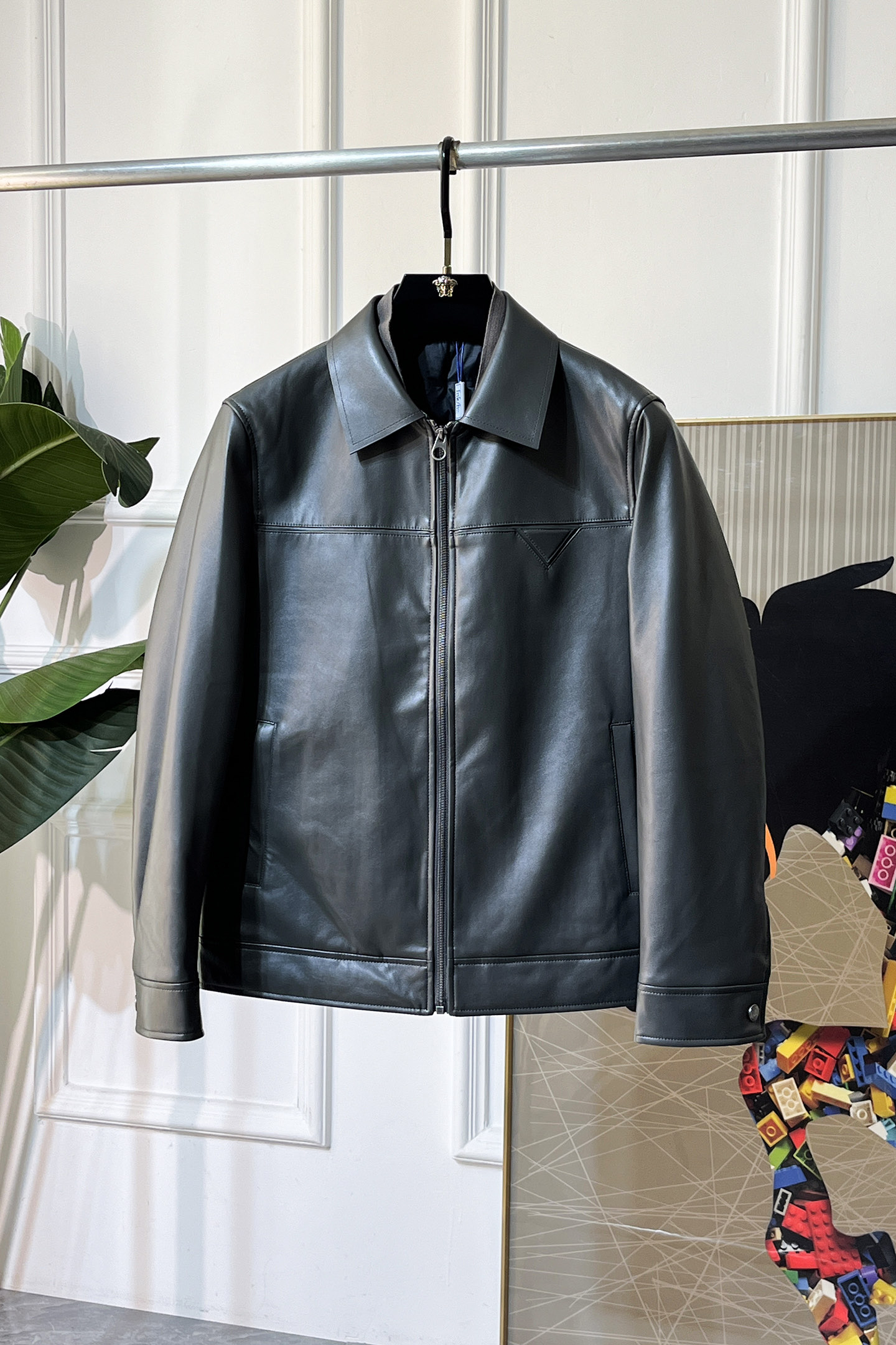 NO:607946,Goose down version!  Prada -  2025 new winter goose down leather down jacket, high-quality design, a must-have for any man, handsome and handsome. Heavy craftsmanship, 90% goose down filling, but the fashion stance remains firm, first-class texture, crisp and slim. Classic lapel down, mature and stable style, fine texture, good gloss, and very clear texture, simple and elegant style, strong fashion, version leading the current trend, the upper body effect is very good, the fabric is novel and soft to the touch  Fearless and changeable, blooming in comfort and uniqueness. Calmly and confidently walk the way of urban men's spring clothing. Multi-touch fabric selection, showing the eclectic charm. The upper body will not have any wrinkles, the fit is excellent, the upper body is stylish and handsome, the customized accessories are iconic, and the details determine success or failure. Colors and colors Sizes 48 - 56 can be worn up to 190 pounds.,, prada, jackets & coats, leather jacket, alexander wangdown jacket19860909鹅绒版本！普拉达 - 2025年冬季新款鹅绒皮衣羽绒服外套,高品质设计,是任何男人都必备的王牌好货,帅气爆表.重工艺直冲工艺,90鹅绒填充,但时尚立场坚挺如故,质感一流,挺括修身.经典翻领的羽绒,成熟稳重风,质感细腻,光泽感佳,且纹理非常清晰,款式简洁大气,时尚度强、版型引领当前趋势,上身效果非常好,面料新颖,手感软 无畏多变,舒适与独特中绽放.从容、自信游走都市型男春装之道.多重触感的面料选择,彰显不拘一格的魅力上身不会有任何褶皱,版型极好,上身有型帅气,定制辅料带有标志性,细节决定成败.颜色图色 尺码48 - 56 最大可穿到190斤.,,prada,jackets & coats,leather jacket,down jacket,alexander wang,Men's clothing