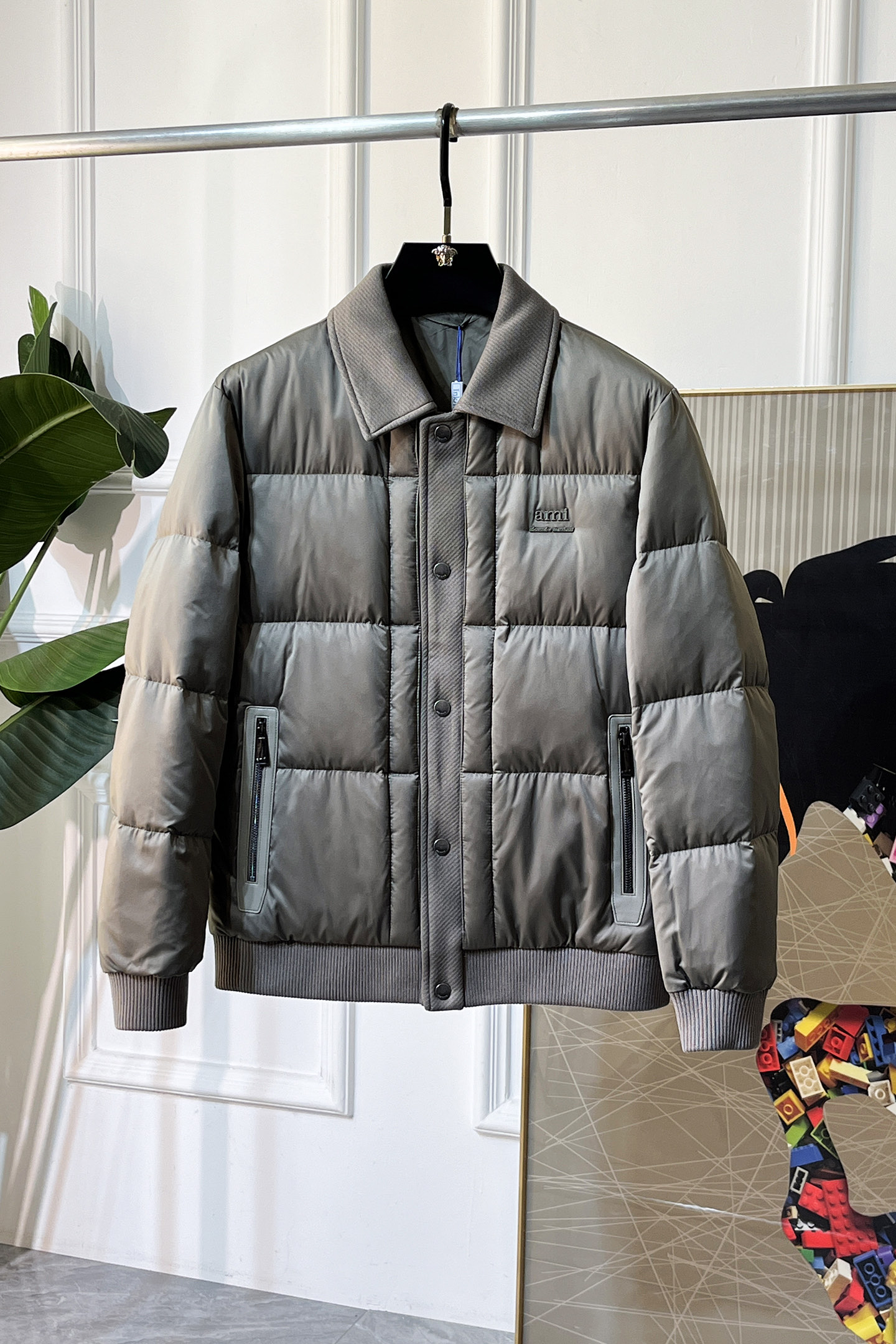 NO:607947,Amy - 2025 new winter down jacket, high-quality design, is a must-have for any man, handsome and handsome. Heavy craftsmanship, 90 down filling, but the fashion stance remains firm, first-class texture, crisp and slim. Classic lapel down, mature and stable style, fine texture, good gloss, and very clear texture, simple and elegant style, strong fashion, version leading the current trend, very good upper body effect, novel fabric, soft feel  Fearless and changeable, blooming in comfort and uniqueness. Calmly and confidently walk the way of urban men's spring clothing. Multi-touch fabric selection, showing the eclectic charm. The upper body will not have any wrinkles, the fit is excellent, the upper body is stylish and handsome, the customized accessories are iconic, and the details determine success or failure. Colors and colors Sizes 48 - 56 can be worn up to 190 pounds.,, amiri, jackets & coats, down jacket, alexander wang19860909艾米 - 2025年冬季新款羽绒服外套,高品质设计,是任何男人都必备的王牌好货,帅气爆表.重工艺直冲工艺,90绒填充,但时尚立场坚挺如故,质感一流,挺括修身.经典翻领的羽绒,成熟稳重风,质感细腻,光泽感佳,且纹理非常清晰,款式简洁大气,时尚度强、版型引领当前趋势,上身效果非常好,面料新颖,手感软 无畏多变,舒适与独特中绽放.从容、自信游走都市型男春装之道.多重触感的面料选择,彰显不拘一格的魅力上身不会有任何褶皱,版型极好,上身有型帅气,定制辅料带有标志性,细节决定成败.颜色图色 尺码48 - 56 最大可穿到190斤.,,amiri,jackets & coats,down jacket,alexander wang,Men's clothing