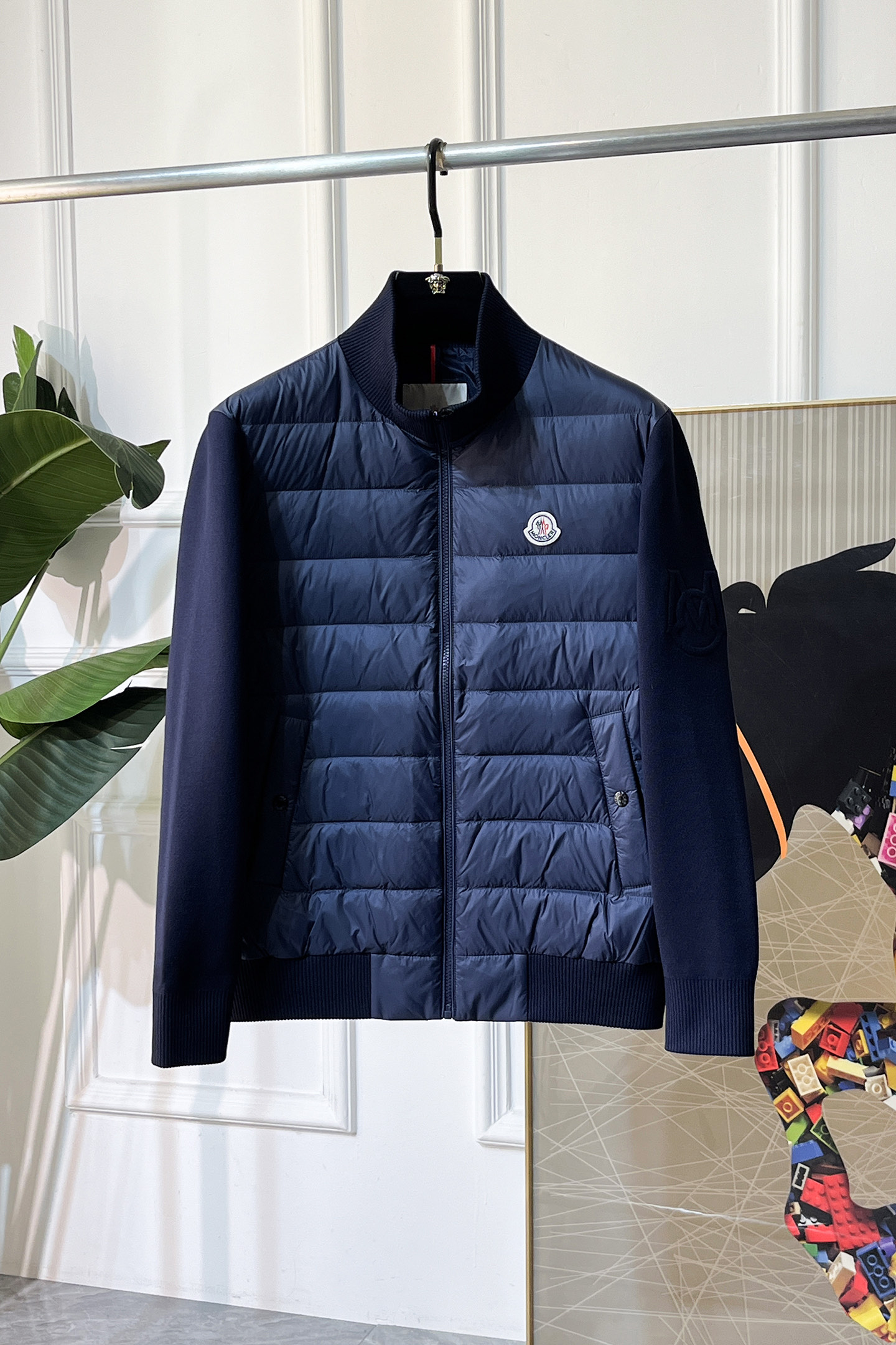 NO:612379,High version!  Mouth -  2025 new winter goose down down jacket, high-quality design, is a must-have for any man, handsome and handsome. Heavy craftsmanship, 90% goose down filling, but the fashion stance remains firm, first-class texture, crisp and slim. Classic lapel down, mature and stable style, fine texture, good gloss, and very clear texture, simple and elegant style, strong fashion, version leads the current trend, the upper body effect is very good, the fabric is novel and soft to the touch  Fearless and changeable, blooming in comfort and uniqueness. Calmly and confidently walk the way of urban men's spring clothing. Multi-touch fabric selection, showing the eclectic charm. The upper body will not have any wrinkles, the shape is excellent, the upper body is stylish and handsome, the customized accessories are iconic, and the details determine success or failure. Colors and colors, sizes 48 - 56, can be worn up to 190 pounds.,, Moncler, jackets & coats, down jacket, alexander wang19860909高版本！蒙口 - 2025年冬季新款鹅绒羽绒服外套,高品质设计,是任何男人都必备的王牌好货,帅气爆表.重工艺直冲工艺,90鹅绒填充,但时尚立场坚挺如故,质感一流,挺括修身.经典翻领的羽绒,成熟稳重风,质感细腻,光泽感佳,且纹理非常清晰,款式简洁大气,时尚度强、版型引领当前趋势,上身效果非常好,面料新颖,手感软 无畏多变,舒适与独特中绽放.从容、自信游走都市型男春装之道.多重触感的面料选择,彰显不拘一格的魅力上身不会有任何褶皱,版型极好,上身有型帅气,定制辅料带有标志性,细节决定成败.颜色图色 尺码48 - 56 最大可穿到190斤.,,Moncler,jackets & coats,down jacket,alexander wang,Men's clothing