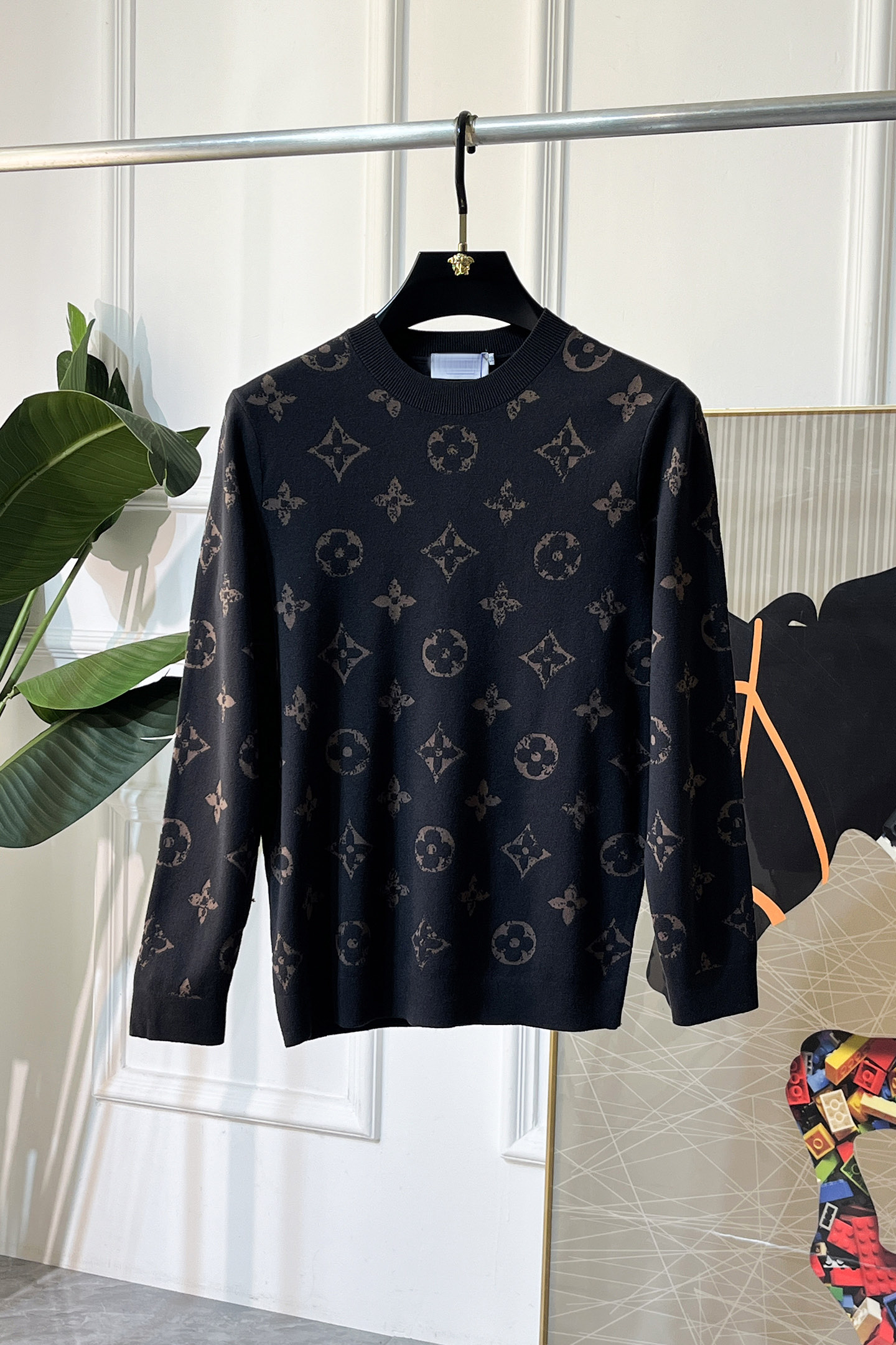 NO:607904,LV - 2025ss autumn and winter counter hot style knitted sweater, casual and fashionable outer wear, a must-have for inner wear, custom-made imported wool blended fabric, the fabric has a delicate feel, close to the body and is comfortable without digging into the flesh, and the upper body has a good shape. It is warm to wear, the counter logo design is very unique, the original quality and craftsmanship are definitely the highest version on the market. The top original version is awesome to wear. It is soft and crisp, not easy to deform. The seams and seams are very rigorous and elegant. Absolutely the first-line OEM requirements!  Don’t miss it, male gods!  Size M-3XL,,louis vuitton,alexander wang19860909LV - 2025ss秋冬专柜大爆款针织毛衫,休闲时尚外穿 内搭必备款,定制进口羊毛混纺面料,面料手感细腻,贴身舒适不扎肉,上身版型好 穿着保暖,专柜标志设计非常独特,原版品质与工艺 绝对市场最高版本 顶级原版穿着超赞 柔顺挺括,不易变形.锁边缝盘都非常严谨考究 绝对一线代工要求！男神们别错过！ 尺码 M-3XL,,louis vuitton,alexander wang,Men's clothing