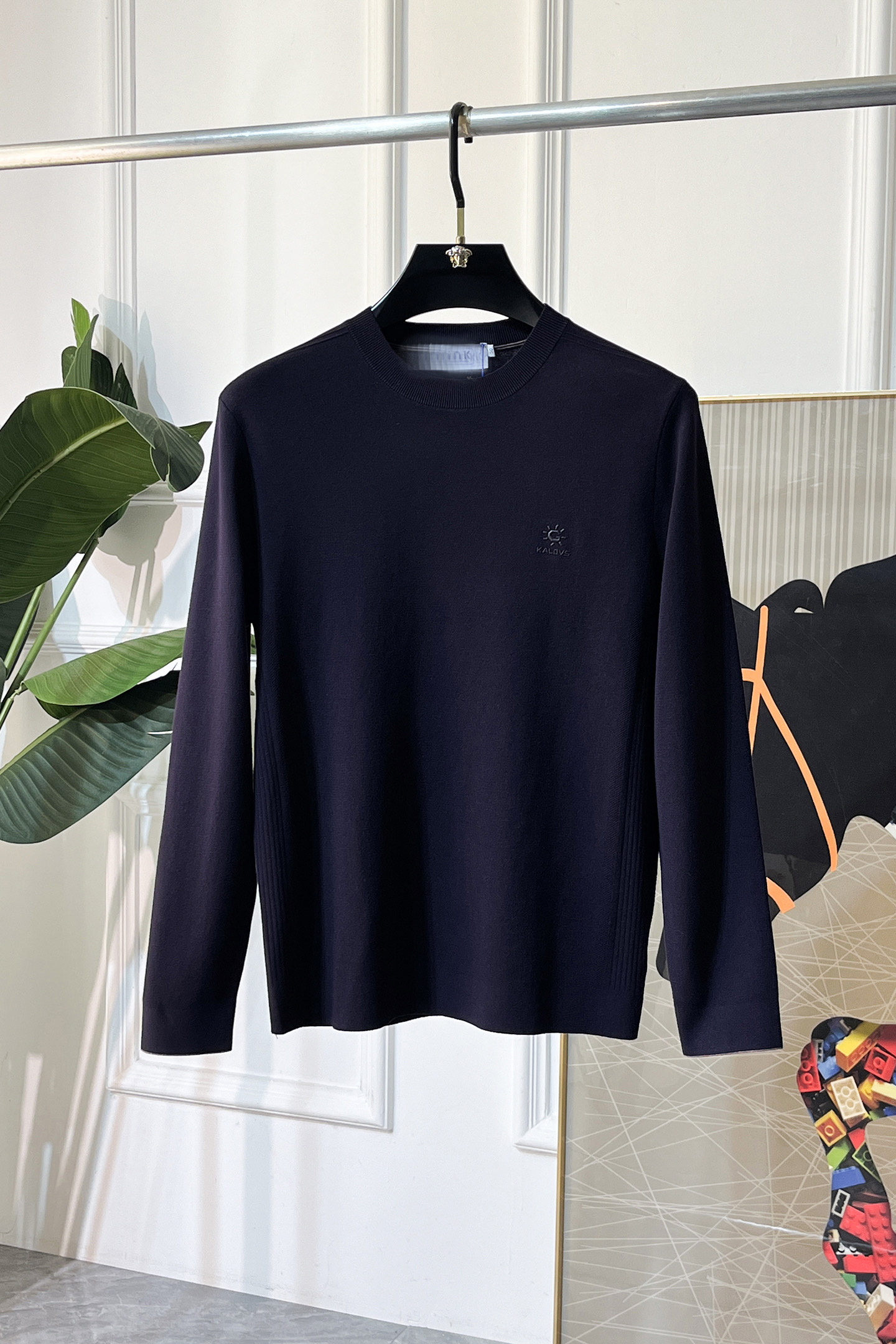 NO:612349,Givenchy - 2025ss Autumn and Winter Counter Hot Knitted Sweaters, Casual and Fashionable Outerwear, Must-Have Interior Styles, Customized Imported Wool Blended Fabrics, The Fabrics Have a Fine Handle, Close-fitting and Comfortable Without Pricking the Flesh, Good Upper Body Shape, Warm to Wear, Counter Logo Design is Very Unique, Original Quality and Craftsmanship, Absolutely the Highest Version on the Market. Top Original Originals Wear Awesome, Smooth and Stiff, Not Easily Deformed. The Overlocking and Sewing Discs Are Very Rigorous, Absolute First-line OEM Requirements!  Don’t miss it, male gods!  Size M-3XL,,givenchy,alexander wang19860909纪梵希 - 2025ss秋冬专柜大爆款针织毛衫,休闲时尚外穿 内搭必备款,定制进口羊毛混纺面料,面料手感细腻,贴身舒适不扎肉,上身版型好 穿着保暖,专柜标志设计非常独特,原版品质与工艺 绝对市场最高版本 顶级原版穿着超赞 柔顺挺括,不易变形.锁边缝盘都非常严谨考究 绝对一线代工要求！男神们别错过！ 尺码 M-3XL,,givenchy,alexander wang,Men's clothing