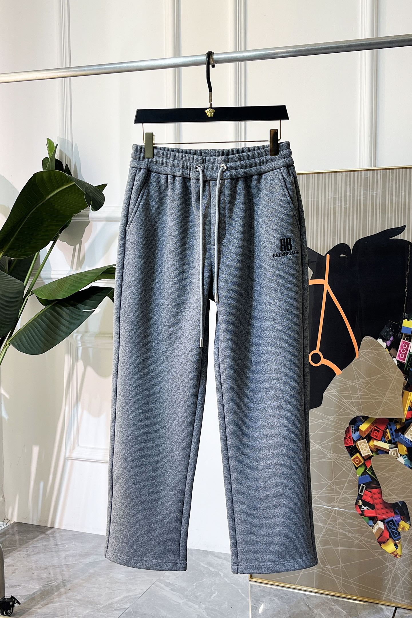 NO:607898,Balenciaga - 2025ss autumn and winter counters simultaneously popular thickened casual pants. This season's must-have versatile style, the upper body is extremely outstanding, super versatile style, 1:1 replica of the original version, complete with three standards!  The counter is designed with the latest fashion elements, imported custom-woven high-quality European cotton fabrics, with super good styles, a must-have for casual fashion!  Highly recommended size M-3XL, balenciaga, alexander wang19860909巴黎世家 - 2025ss秋冬专柜同步爆款加厚休闲裤,本季必入百搭款式,上身极为出挑,超级百搭款 ,原版1:1复刻,三标齐全！专柜最新时尚元素设计,进口定织高品质欧棉面料,版型超好,休闲时尚必备！强烈推荐款 尺码 M-3XL,,balenciaga,alexander wang,Men's clothing