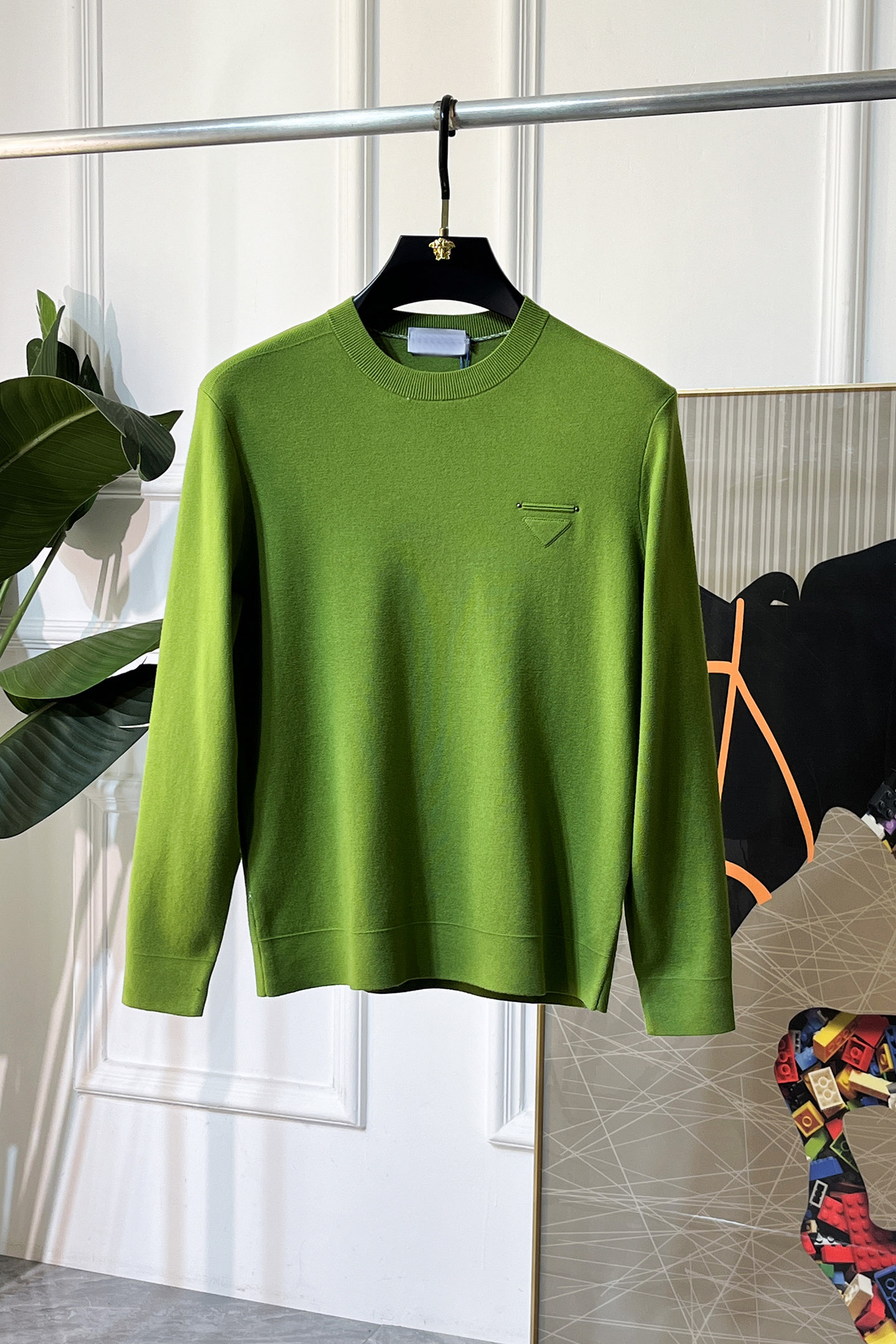 NO:612354,Prada - 2025ss Autumn and Winter Counter Hot Knitted Sweaters, Casual and Fashionable Outerwear, Must-Have Interior Style, Customized Imported Wool Blended Fabric, The Fabric Has a Fine Handle, Comfortable Close-fitting, Not Pricking, Good Upper Body Shape, Warm to Worn, Counter Logo Design is Very Unique, Original Quality and Craftsmanship, Absolutely the Highest Version on the Market. Top Original Originals Wear Awesome, Smooth and Stiff, Not Easily Deformed. The Overlocking and Sewing Discs Are Very Rigorous, Absolute First-line OEM Requirements!  Don’t miss it, male gods!  Size M-3XL,,prada,alexander wang19860909普拉达 - 2025ss秋冬专柜大爆款针织毛衫,休闲时尚外穿 内搭必备款,定制进口羊毛混纺面料,面料手感细腻,贴身舒适不扎肉,上身版型好 穿着保暖,专柜标志设计非常独特,原版品质与工艺 绝对市场最高版本 顶级原版穿着超赞 柔顺挺括,不易变形.锁边缝盘都非常严谨考究 绝对一线代工要求！男神们别错过！ 尺码 M-3XL,,prada,alexander wang,Men's clothing