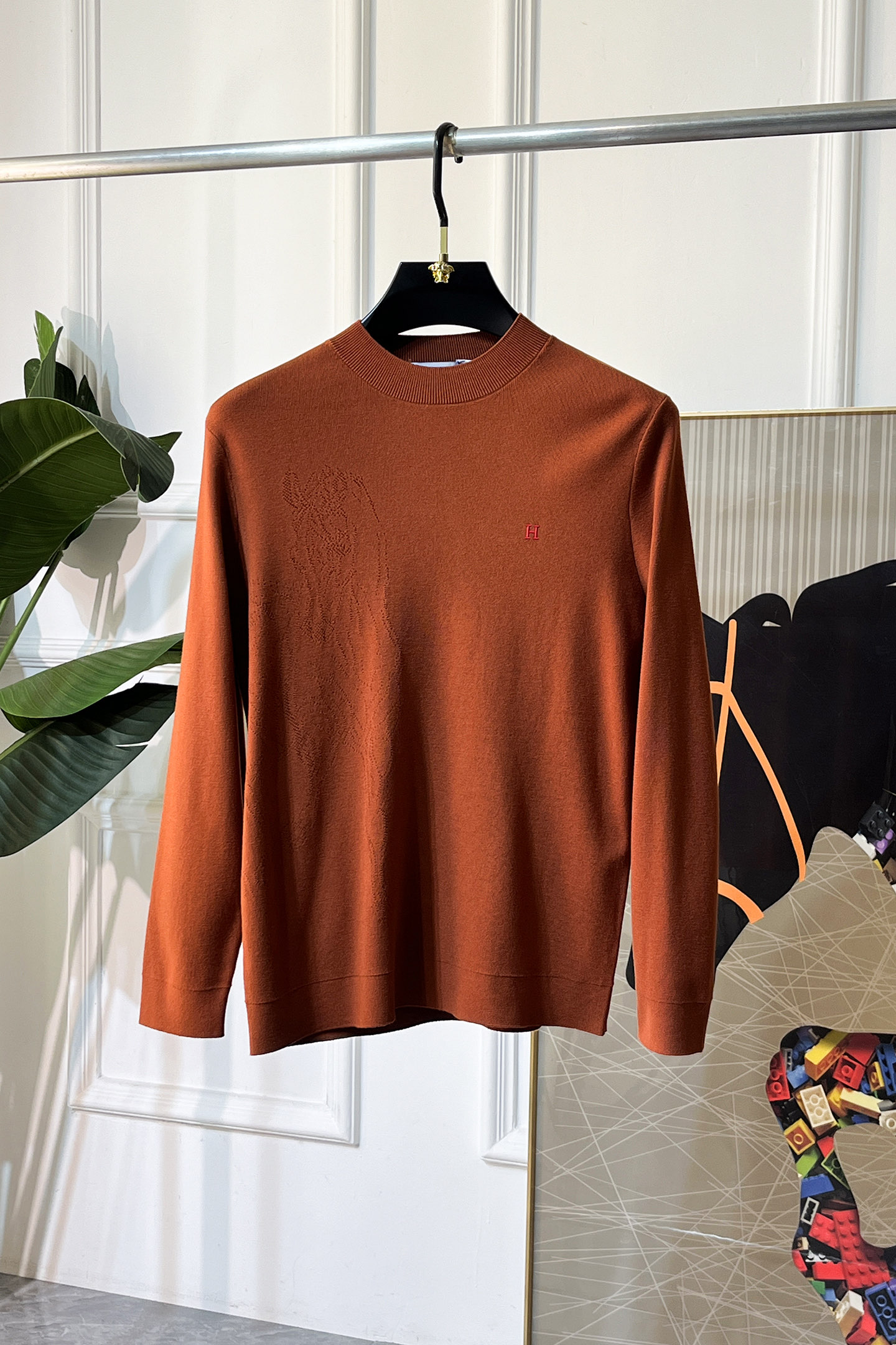 NO:607910,Hermès - 2025ss Autumn and Winter counter hot-selling knitted sweaters, casual and fashionable outerwear, a must-have for inner wear, custom-made imported wool blended fabrics, the fabric has a delicate feel, close to the body and is comfortable without digging into the flesh, and the upper body has a good shape. It is warm to wear, and the counter logo design is very unique. The original quality and craftsmanship are definitely the highest version on the market. The top original version is awesome to wear. It is soft and crisp, not easy to deform. The seams and seams are very rigorous and elegant. Absolute first-line OEM requirements!  Don’t miss it, male gods!  Size M-3XL,,hermes,alexander wang19860909爱玛仕 - 2025ss秋冬专柜大爆款针织毛衫,休闲时尚外穿 内搭必备款,定制进口羊毛混纺面料,面料手感细腻,贴身舒适不扎肉,上身版型好 穿着保暖,专柜标志设计非常独特,原版品质与工艺 绝对市场最高版本 顶级原版穿着超赞 柔顺挺括,不易变形.锁边缝盘都非常严谨考究 绝对一线代工要求！男神们别错过！ 尺码 M-3XL,,hermes,alexander wang,Men's clothing