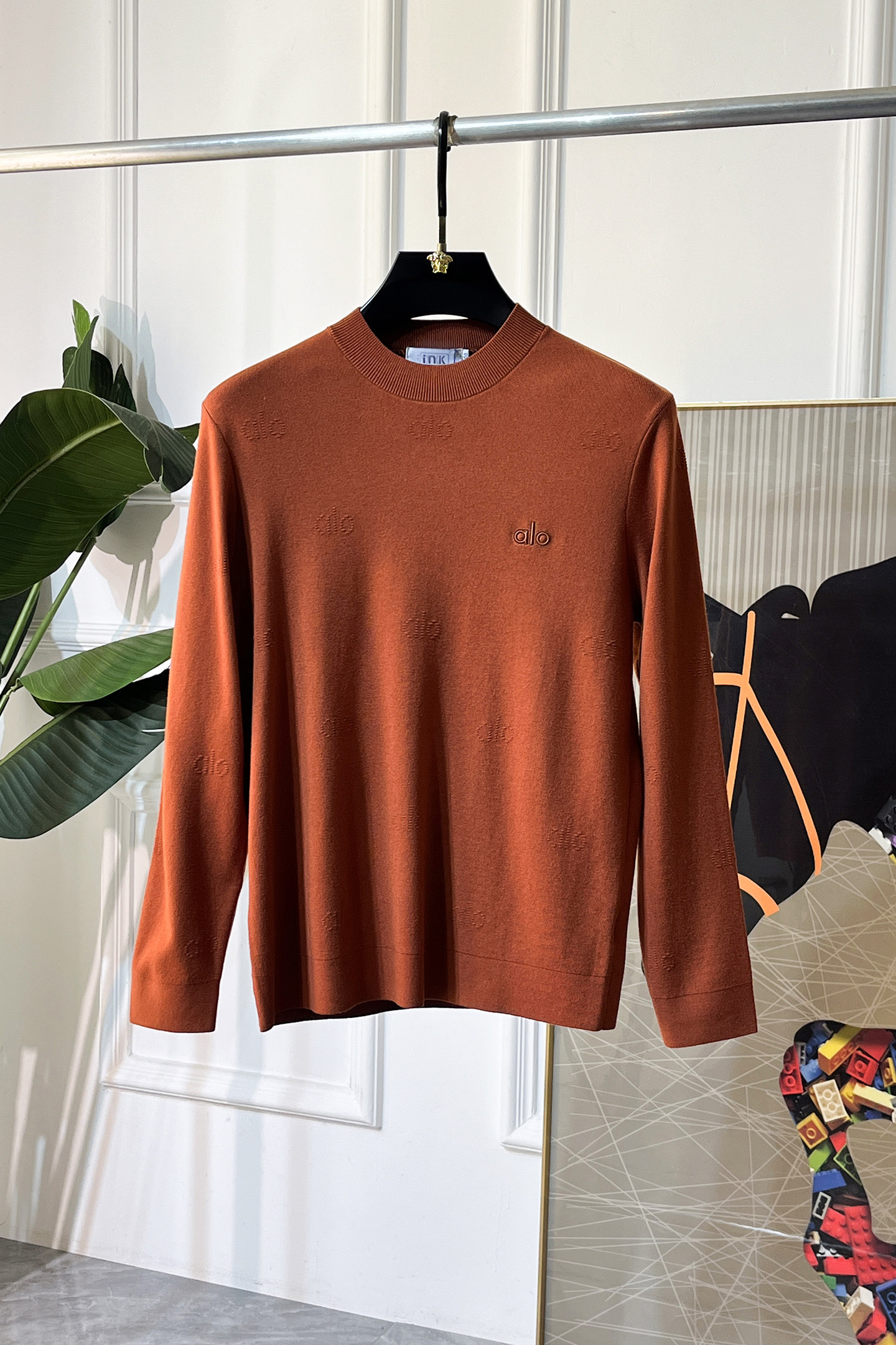 NO:612359,alo - 2025ss autumn and winter counter's popular knitted sweater, casual and fashionable outer wear, a must-have for inner wear, customized imported wool blended fabric, the fabric has a delicate feel, close to the body and is comfortable without digging into the flesh, and the upper body has a good shape. It is warm to wear, and the counter logo design is very unique. The original quality and craftsmanship are definitely the highest version on the market. The top original version is awesome to wear. It is soft and crisp, not easy to deform. The seams and seams are very rigorous and elegant. Absolutely the first-line OEM requirements!  Don’t miss it, male gods!  Size M-3XL,,alexander wang19860909alo - 2025ss秋冬专柜大爆款针织毛衫,休闲时尚外穿 内搭必备款,定制进口羊毛混纺面料,面料手感细腻,贴身舒适不扎肉,上身版型好 穿着保暖,专柜标志设计非常独特,原版品质与工艺 绝对市场最高版本 顶级原版穿着超赞 柔顺挺括,不易变形.锁边缝盘都非常严谨考究 绝对一线代工要求！男神们别错过！ 尺码 M-3XL,,alexander wang,Men's clothing