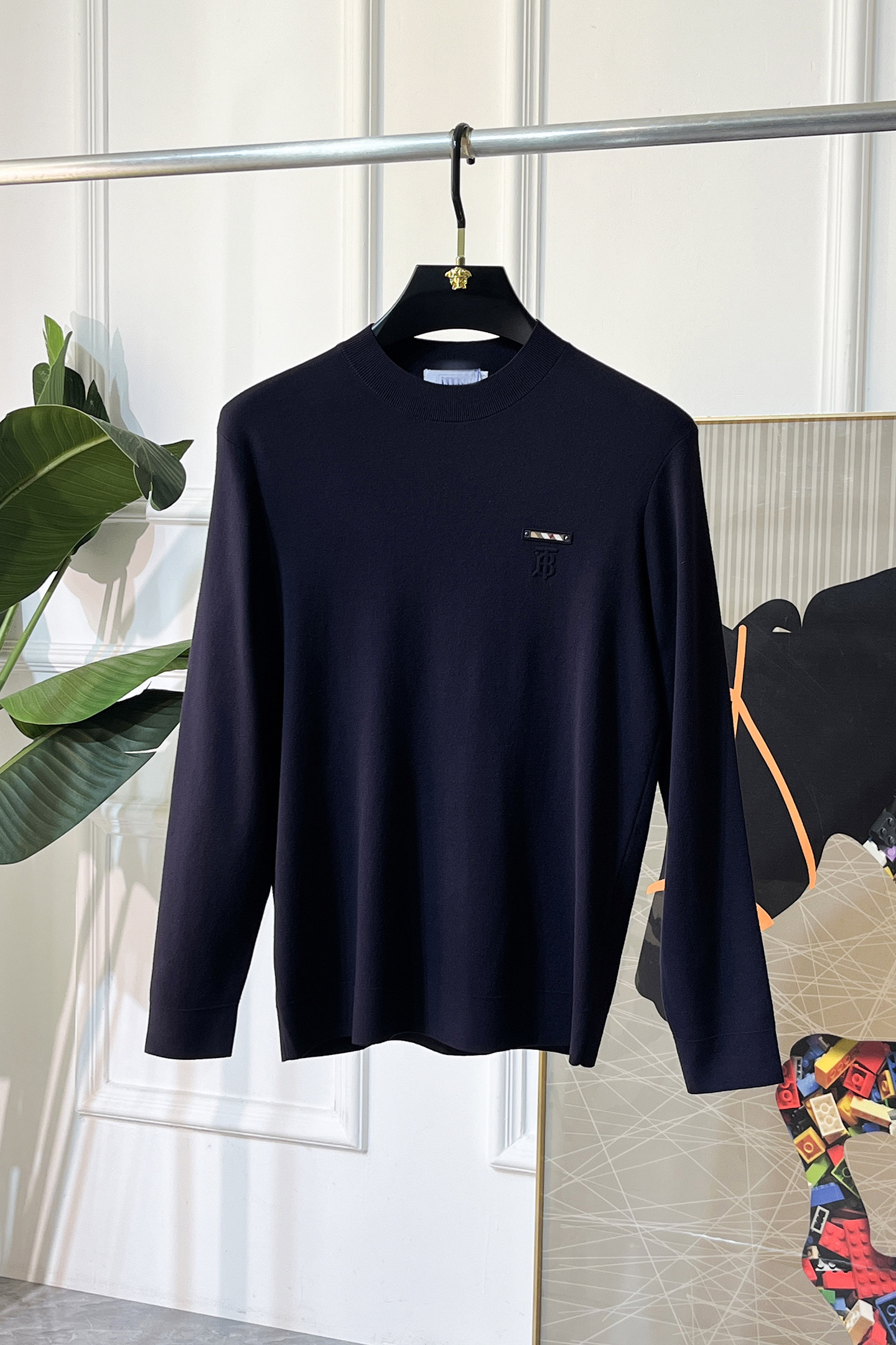 NO:612363,Burberry - 2025ss Autumn and Winter Counter Hot Knitted Sweaters, Casual and Fashionable Outerwear, Must-Have Interior Styles, Customized Imported Wool Blended Fabrics, The Fabrics Have a Fine Handle, Comfortable Close-fitting, Not Pricking, Good Upper Body Shape, Warm to Worn, Counter Logo Design is Very Unique, Original Quality and Craftsmanship, Absolutely the Highest Version on the Market. Top Original Originals Wear Awesome, Smooth and Crisp, Not Easily Deformed. The overlocking and sewing plates are very rigorous and elegant. Absolutely the first-line OEM requirements!  Don’t miss it, male gods!  Size M-3XL,,burberry,alexander wang19860909巴宝莉 - 2025ss秋冬专柜大爆款针织毛衫,休闲时尚外穿 内搭必备款,定制进口羊毛混纺面料,面料手感细腻,贴身舒适不扎肉,上身版型好 穿着保暖,专柜标志设计非常独特,原版品质与工艺 绝对市场最高版本 顶级原版穿着超赞 柔顺挺括,不易变形.锁边缝盘都非常严谨考究 绝对一线代工要求！男神们别错过！ 尺码 M-3XL,,burberry,alexander wang,Men's clothing