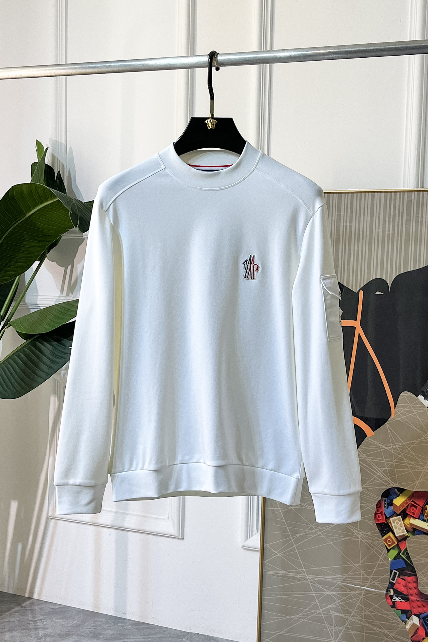 NO:607935,Meng Mouth - 2025SS hot new style in autumn, the highest version of fashionable pullover sweatshirt, a classic that must be released every year. Favored and respected by major stars, it uses high-end European cotton blended fabrics, heavy craftsmanship, original hardware accessories and logo design, soft and smooth, and dense texture!  Stylish upper body!  One of the impeccable must-have styles for autumn!  M-3XL can wear up to 190 pounds!  ,,Moncler,hoodie,sweatshirts,alexander wang19860909蒙口 - 2025ss秋季大爆新款,最高版本时尚套头卫衣、每年必出的经典之作.受各大明星的青睐推崇,精选高端欧棉混纺面料,重工艺制作,原版五金辅料logo设计,柔软顺滑,质地密实！上身时尚有型！秋季无可挑剔必选款式之一！M-3XL 最大穿190斤！,,Moncler,hoodie,sweatshirts,alexander wang,Men's clothing