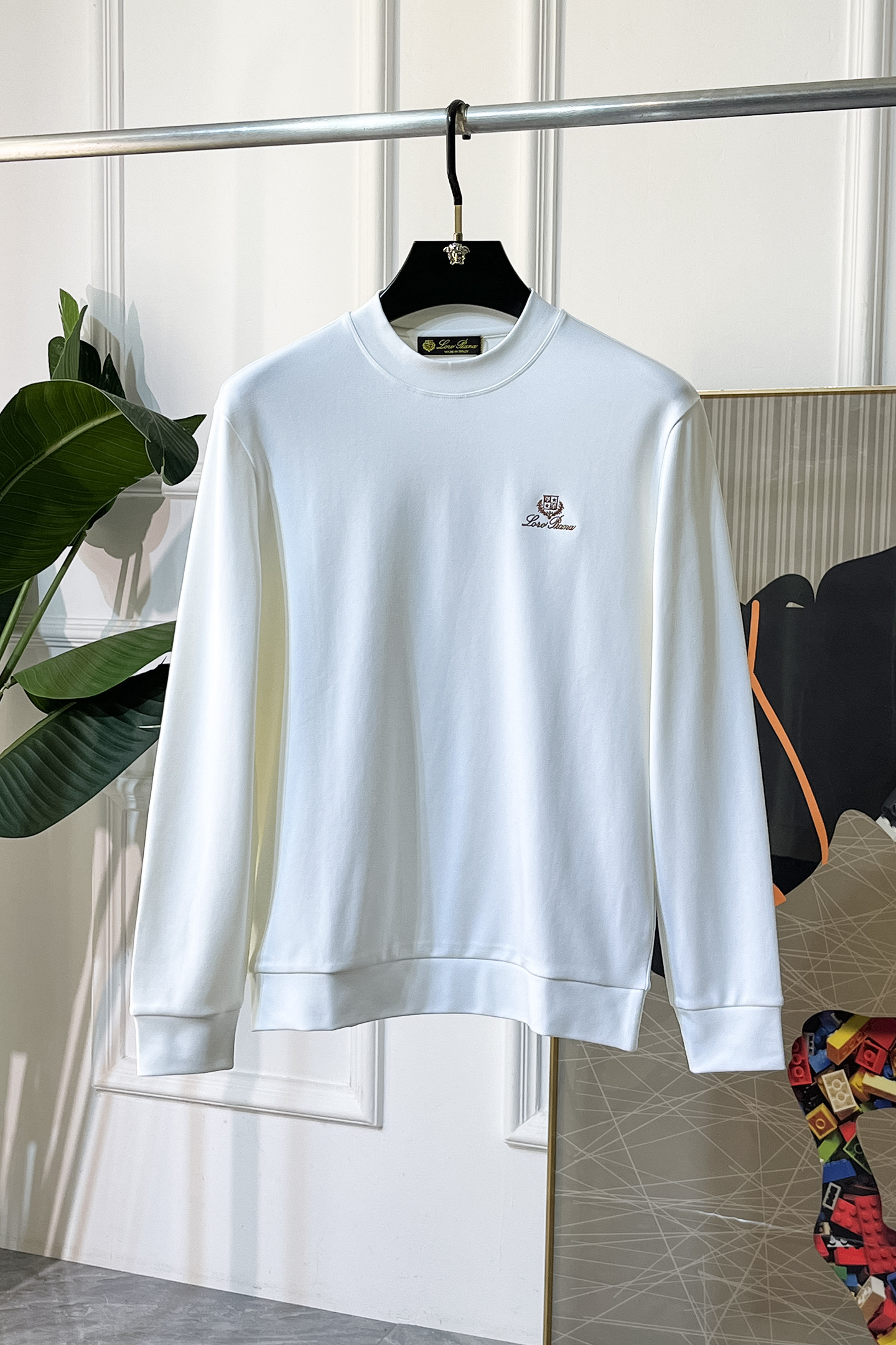 NO:612368,LP Noyo - 2025ss hot new style in autumn, the highest version of fashionable pullover sweatshirt, a classic that must be released every year. Favored and respected by major stars, it uses high-end European cotton blended fabrics, heavy craftsmanship, original hardware accessories logo design, soft and smooth, and dense texture!  Stylish upper body!  One of the impeccable must-have styles for autumn!  M-3XL can wear up to 190 pounds!  ,,loro piana,hoodie,sweatshirts,alexander wang19860909LP诺悠 - 2025ss秋季大爆新款,最高版本时尚套头卫衣、每年必出的经典之作.受各大明星的青睐推崇,精选高端欧棉混纺面料,重工艺制作,原版五金辅料logo设计,柔软顺滑,质地密实！上身时尚有型！秋季无可挑剔必选款式之一！M-3XL 最大穿190斤！,,loro piana,hoodie,sweatshirts,alexander wang,Men's clothing