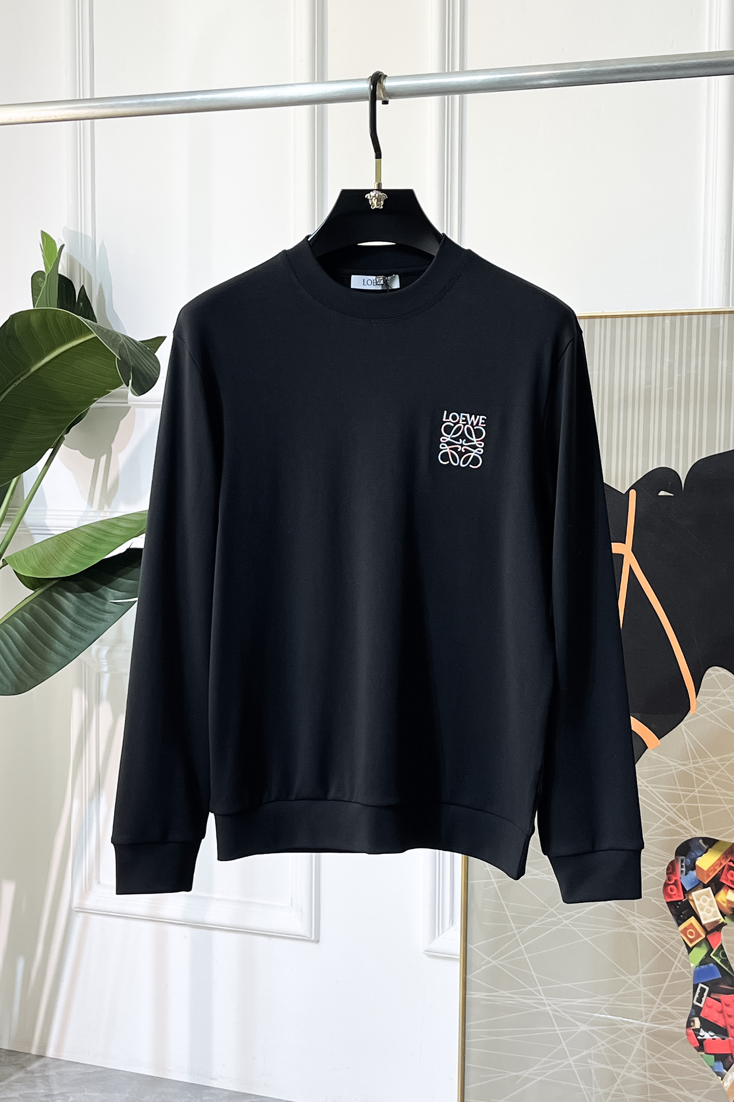 NO:612373,Luo Yiwei - 2025ss autumn hot new style, the highest version of fashionable pullover sweatshirt, a classic that must be released every year. Favored and respected by major stars, it selects high-end European cotton blended fabrics, made with heavy craftsmanship, original hardware accessories logo design, soft and smooth, and dense texture!  Stylish upper body!  One of the impeccable must-have styles for autumn!  M-3XL can wear up to 190 pounds!  ,,loewe,hoodie,sweatshirts,alexander wang19860909罗意威 - 2025ss秋季大爆新款,最高版本时尚套头卫衣、每年必出的经典之作.受各大明星的青睐推崇,精选高端欧棉混纺面料,重工艺制作,原版五金辅料logo设计,柔软顺滑,质地密实！上身时尚有型！秋季无可挑剔必选款式之一！M-3XL 最大穿190斤！,,loewe,hoodie,sweatshirts,alexander wang,Men's clothing