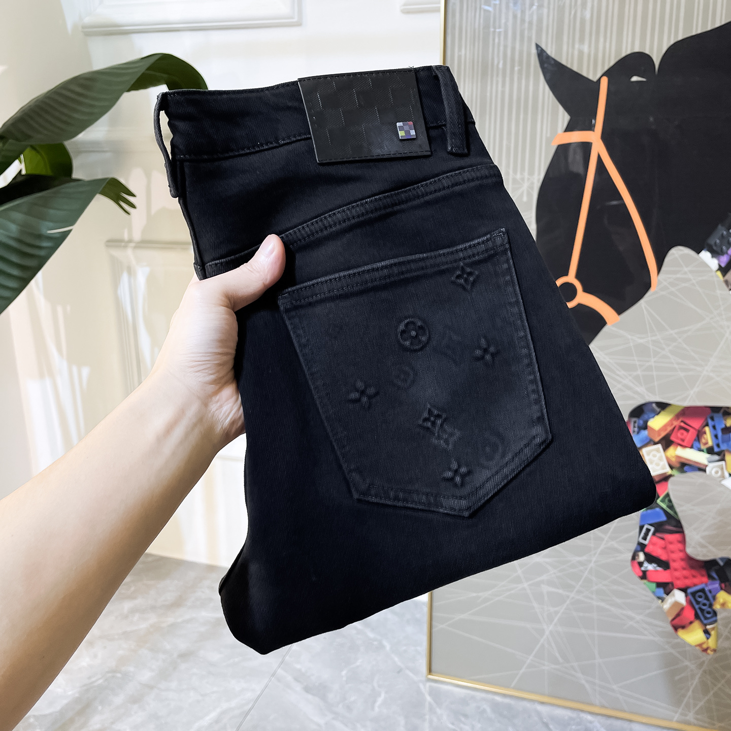 NO:607926,LV - 2025ss Autumn and Winter hot-selling thin velvet jeans for the Year of the Snake. Made from the original 1:1, the perfect choice for daily necessities, simple and stylish, custom imported denim fabric, heavy washing process, complex workmanship and exquisite craftsmanship. Easily cater to the needs of the four seasons, soft and elastic to the touch, smooth and neat, original accessories and hardware, comfortable upper body, very easy to wear and durable, size 29-38, louis vuitton, jeans, alexander wang19860909LV - 2025ss蛇年秋冬大爆款薄绒牛仔裤.原单1:1制作,日常必备的完美之选,简单大气亦时尚有型,定制进口丹宁面料 ,重工洗水工艺,做工复杂工艺精湛.轻松迎合四季需要,手感柔软带弹力,流畅利落,原版辅料五金,上身舒适非常易搭耐看码数29-38,,louis vuitton,jeans,alexander wang,Men's clothing