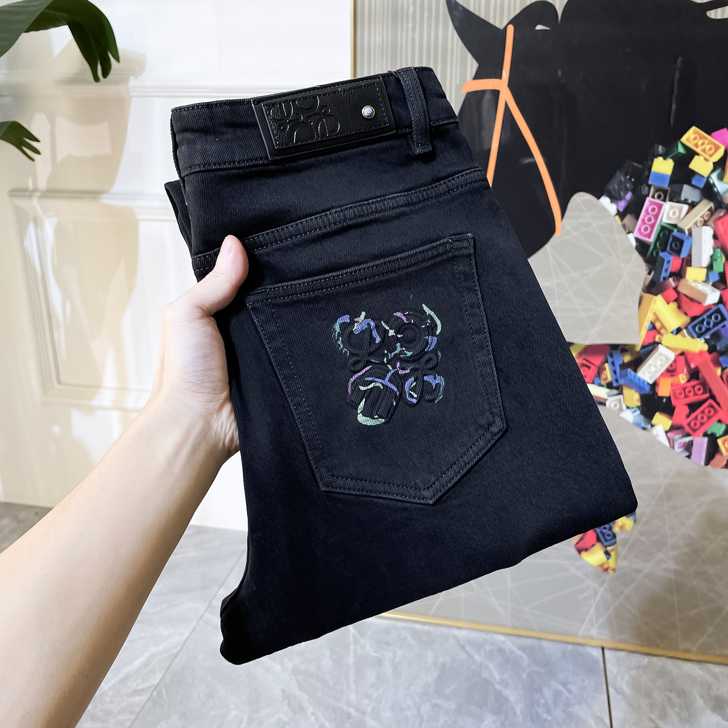 NO:607936,Luo Yiwei - 2025ss Snake Autumn and Winter hot style thin velvet jeans. Original 1:1 production, the perfect choice for daily essentials, simple and elegant, fashionable and stylish, custom imported denim fabric, heavy washing process, complex workmanship and exquisite craftsmanship. Easily cater to the needs of the four seasons, soft and elastic, smooth and neat, original accessories and hardware, comfortable upper body, very easy to wear and durable, code number 29-38,, jeans, alexander wang19860909罗薏威 - 2025ss蛇年秋冬大爆款薄绒牛仔裤.原单1:1制作,日常必备的完美之选,简单大气亦时尚有型,定制进口丹宁面料 ,重工洗水工艺,做工复杂工艺精湛.轻松迎合四季需要,手感柔软带弹力,流畅利落,原版辅料五金,上身舒适非常易搭耐看码数29-38,,jeans,alexander wang,Men's clothing