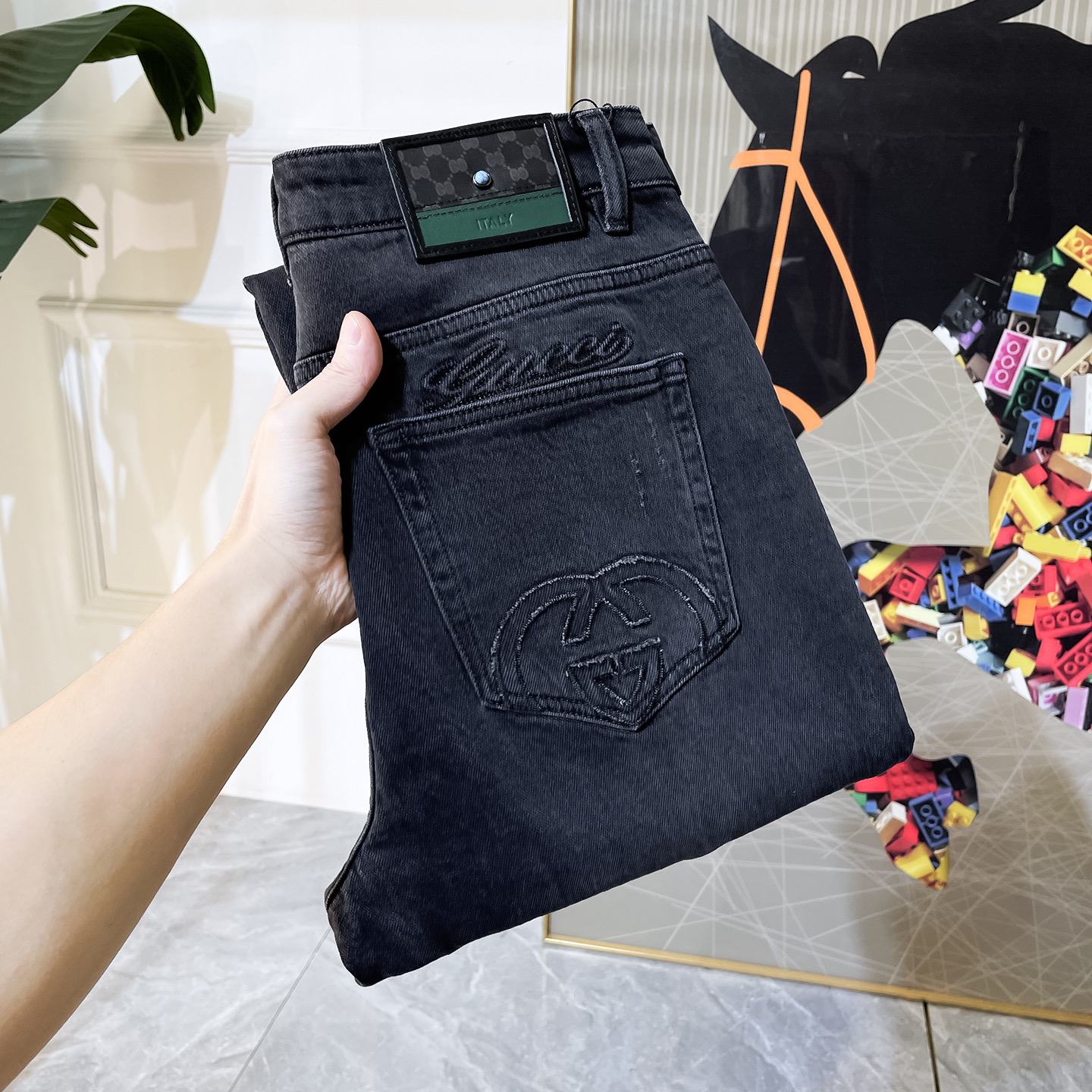 NO:607921,Gucci - 2025ss Snake Autumn and Winter hot-selling thin velvet jeans. Original 1:1 production, the perfect choice for daily essentials, simple and elegant, fashionable and stylish, customized imported denim fabric, heavy washing process, complex workmanship and exquisite craftsmanship. Easily cater to the needs of the four seasons, soft and elastic to the touch, smooth and neat, original accessories and hardware, the upper body is comfortable, very easy to wear and durable, code number 29-38,, jeans, alexander wang19860909古奇 - 2025ss蛇年秋冬大爆款薄绒牛仔裤.原单1:1制作,日常必备的完美之选,简单大气亦时尚有型,定制进口丹宁面料 ,重工洗水工艺,做工复杂工艺精湛.轻松迎合四季需要,手感柔软带弹力,流畅利落,原版辅料五金,上身舒适非常易搭耐看码数29-38,,jeans,alexander wang,Men's clothing