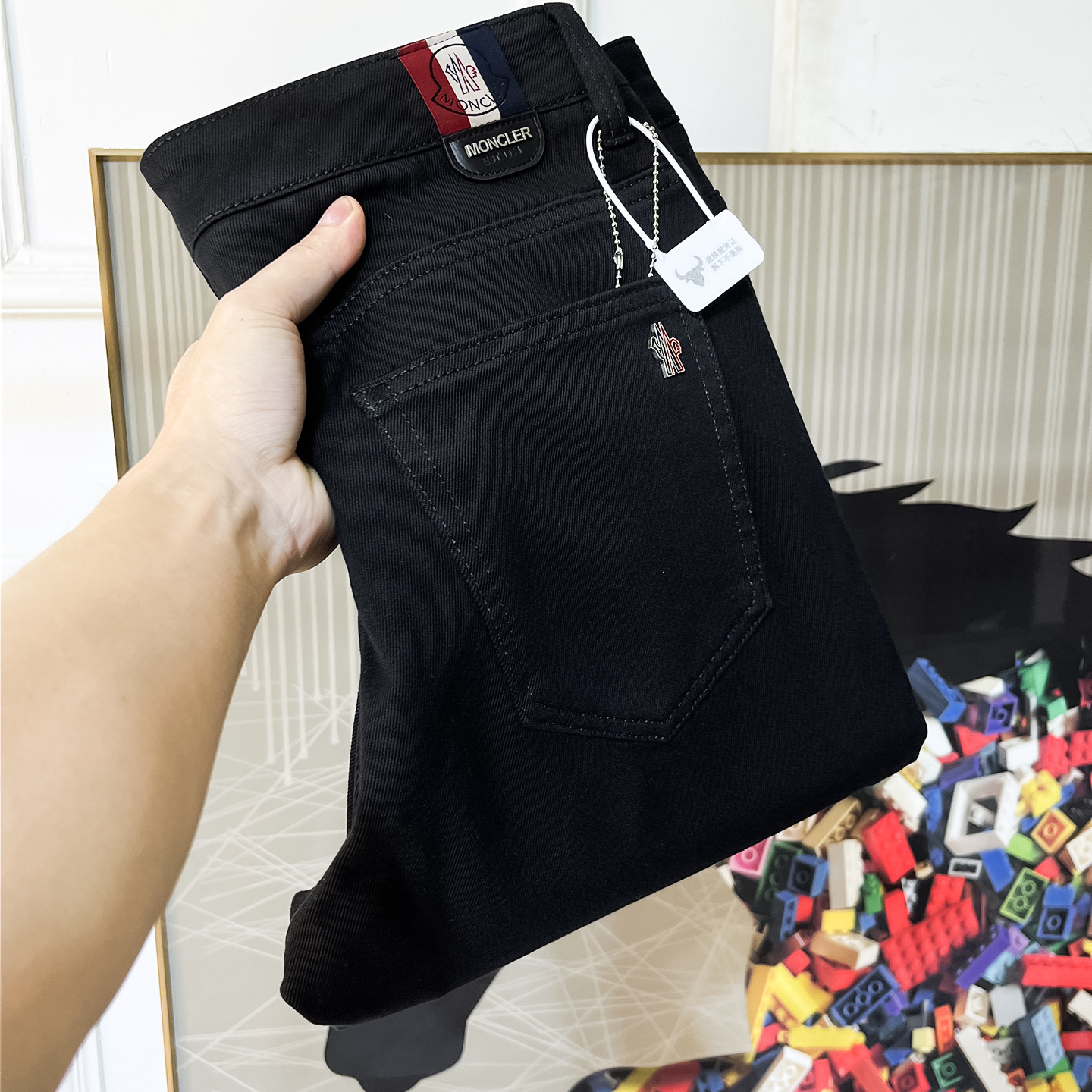 NO:607905,Mengkou - 2025ss Snake Autumn and Winter hot style thin velvet jeans. Made from the original 1:1, the perfect choice for daily essentials, simple and elegant, fashionable and stylish, customized imported denim fabric, heavy washing process, complex workmanship and exquisite craftsmanship. Easily cater to the needs of the four seasons, soft and elastic to the touch, smooth and neat, original accessories and hardware, comfortable upper body, very easy to wear and durable, size 29-36, Moncler, jeans, alexander wang19860909蒙口 - 2025ss蛇年秋冬大爆款薄绒牛仔裤.原单1:1制作,日常必备的完美之选,简单大气亦时尚有型,定制进口丹宁面料 ,重工洗水工艺,做工复杂工艺精湛.轻松迎合四季需要,手感柔软带弹力,流畅利落,原版辅料五金,上身舒适非常易搭耐看码数29-36,,Moncler,jeans,alexander wang,Men's clothing