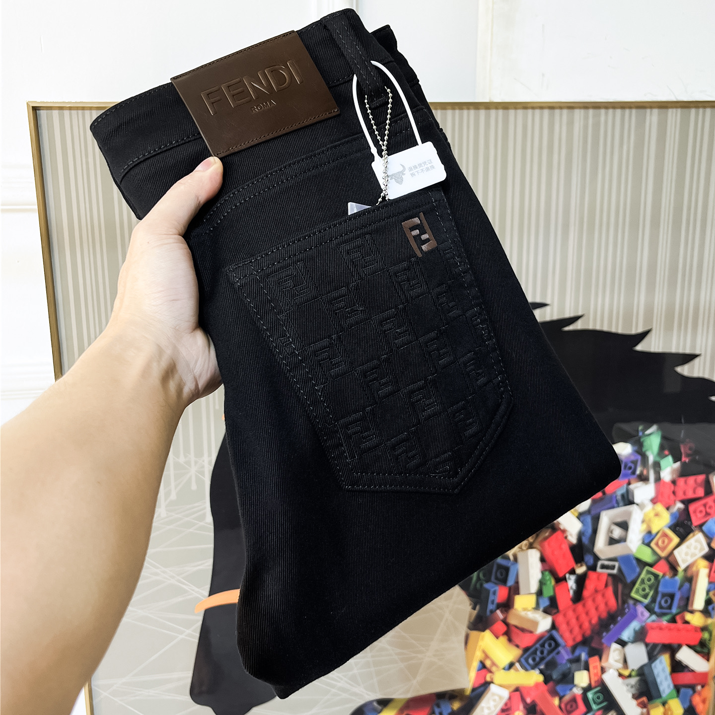 NO:607899,Fendi - 2025ss Snake Autumn and Winter hot-selling thin velvet jeans. Original 1:1 production, perfect for daily essentials, simple and elegant, fashionable and stylish, customized imported denim fabrics, heavy washing process, complex workmanship and exquisite craftsmanship. Easily cater to the needs of the four seasons, soft and elastic to the touch, smooth and neat, original accessories and hardware, the upper body is comfortable, very easy to wear and durable, code number 29-36,, fendi,jeans,alexander wang19860909芬迪 - 2025ss蛇年秋冬大爆款薄绒牛仔裤.原单1:1制作,日常必备的完美之选,简单大气亦时尚有型,定制进口丹宁面料 ,重工洗水工艺,做工复杂工艺精湛.轻松迎合四季需要,手感柔软带弹力,流畅利落,原版辅料五金,上身舒适非常易搭耐看码数29-36,,fendi,jeans,alexander wang,Men's clothing