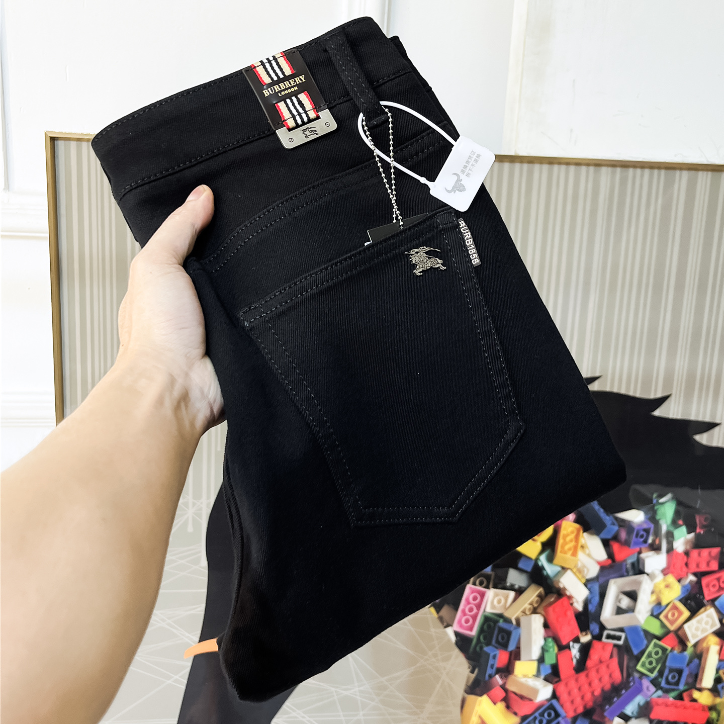 NO:607911,Burberry - 2025ss Snake Autumn and Winter hot style thin velvet jeans. Made from original 1:1, the perfect choice for daily essentials, simple and elegant, fashionable and stylish, customized imported denim fabric, heavy washing process, complex workmanship and exquisite craftsmanship. Easily cater to the needs of the four seasons, soft and elastic to the touch, smooth and neat, original accessories and hardware, comfortable upper body, very easy to wear and durable, code number 29-36,, burberry, jeans, alexander wang19860909巴宝莉 - 2025ss蛇年秋冬大爆款薄绒牛仔裤.原单1:1制作,日常必备的完美之选,简单大气亦时尚有型,定制进口丹宁面料 ,重工洗水工艺,做工复杂工艺精湛.轻松迎合四季需要,手感柔软带弹力,流畅利落,原版辅料五金,上身舒适非常易搭耐看码数29-36,,burberry,jeans,alexander wang,Men's clothing