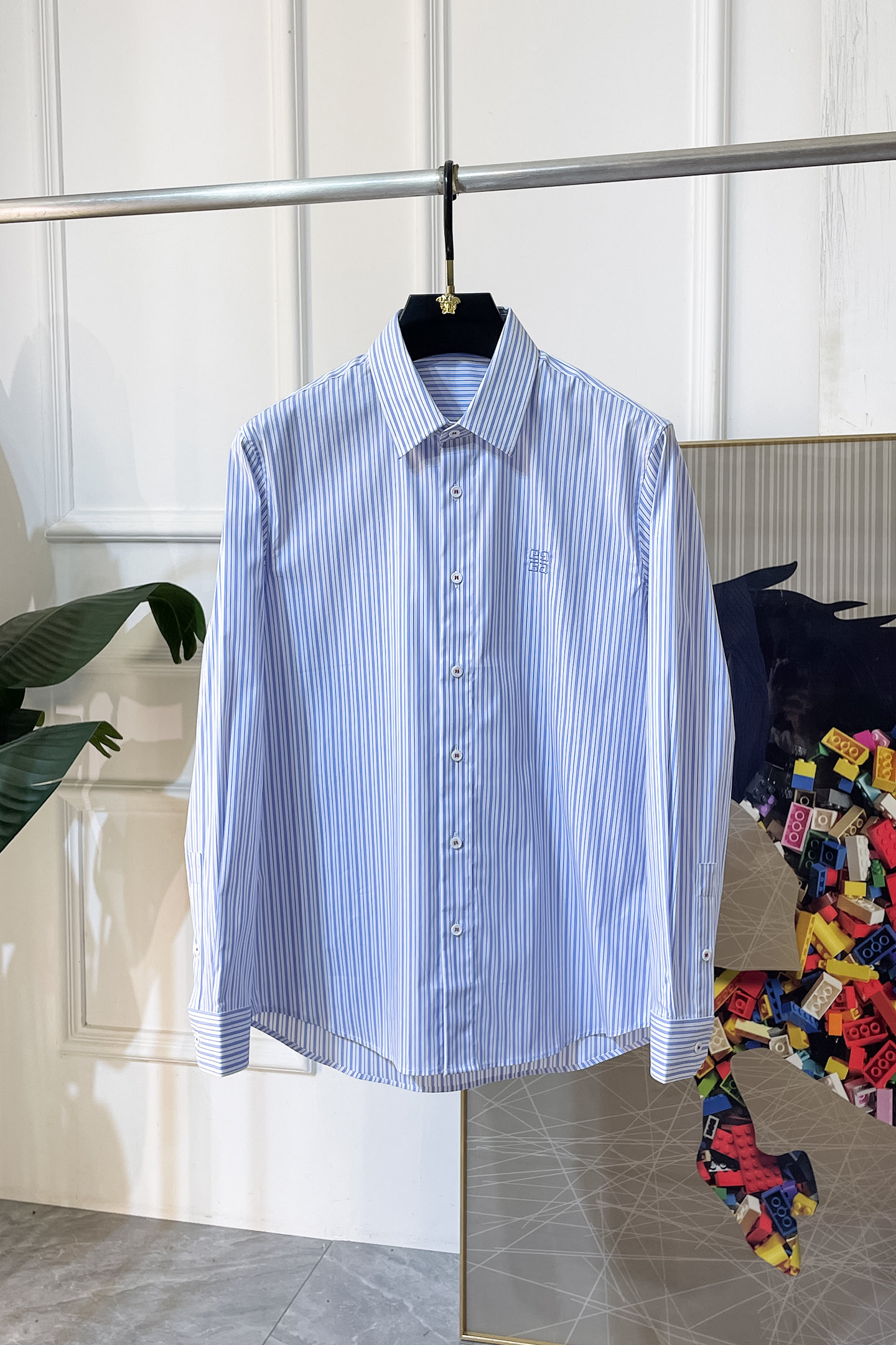 NO:607901,Givenchy - 2025ss fashion hot-selling high-quality long-sleeved shirt, sold through trading company channels, in perfect condition, belonging to cabinet level, predictable hot-selling, advanced custom-made imported high-grade cotton blended fabrics, master tailoring, invincible texture, excellent skin-friendly, very outstanding aesthetic design, exquisite craftsmanship, smooth lines, perfect match!  Easily upgrade your sense of fashion, with high recognition, great upper body effect, extremely sophisticated and rigorous workmanship, neat and meticulous wiring, it can be worn for business or daily leisure!  Counter size M-3XL,,givenchy,shirts,alexander wang19860909纪梵希 - 2025ss时尚大爆款精品长袖衬衫,贸易公司渠道货,品相完美如斯,属于入柜级别,可预见性的爆款,高级定制进口高级棉混纺面料,大师级剪裁,质感无敌,亲肤性极佳,非常出彩的美学设计,工艺精湛,线条流畅,完美搭配！轻松将时髦感进阶,有着高强辨识度,上身效果超赞,做工极为考究严谨,走线工整细致,商务抑或日常休闲均可搭配！专柜尺码 M-3XL,,givenchy,shirts,alexander wang,Men's clothing