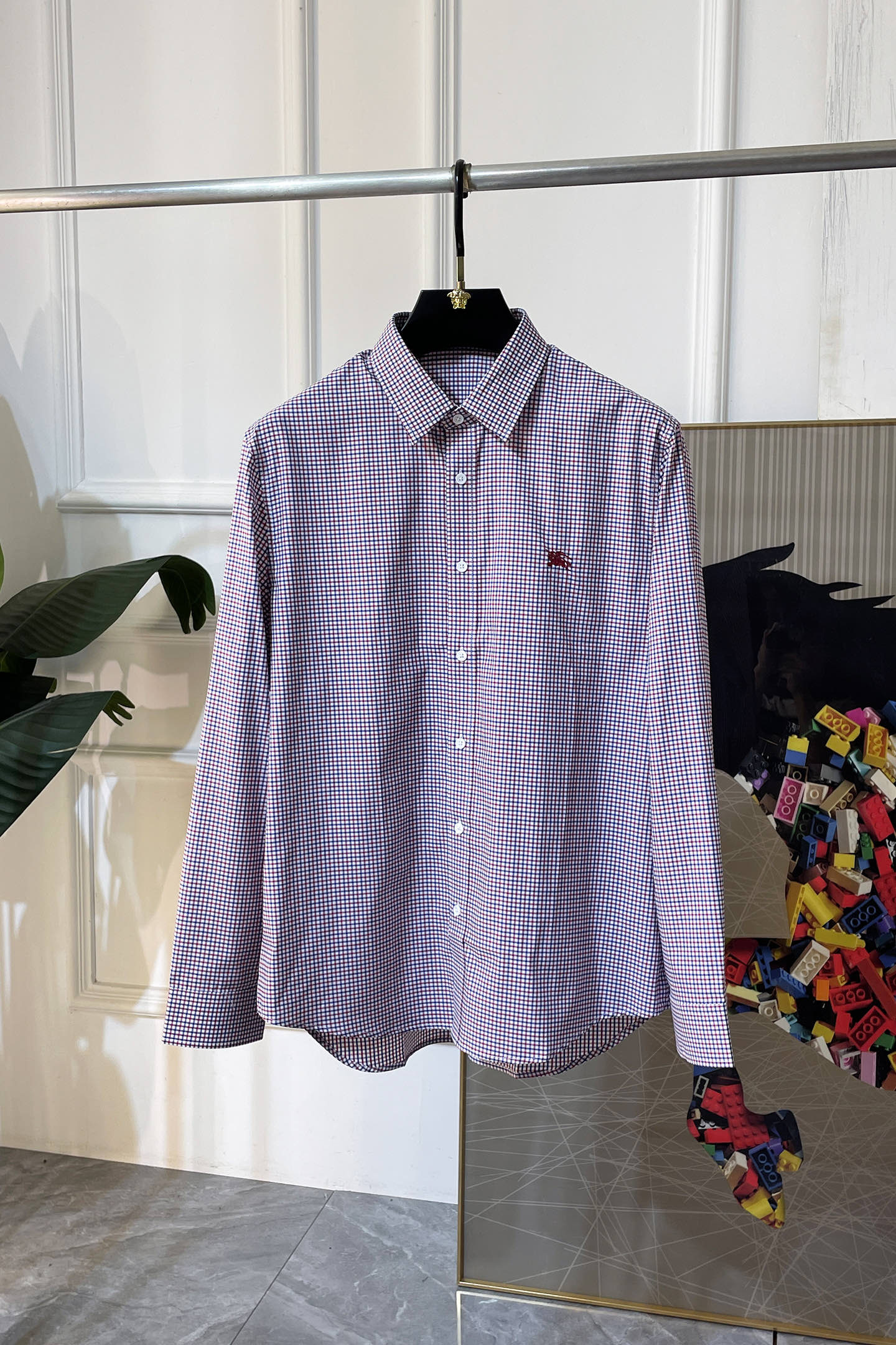 NO:607945,Burberry - 2025ss fashion hot-selling high-quality long-sleeved shirt, sold through trading company channels, in perfect condition, classified as cabinet level, predictable hot-selling, advanced customized imported high-grade cotton blended fabrics, master tailoring, invincible texture, excellent skin-friendly, very outstanding aesthetic design, exquisite craftsmanship, smooth lines, perfect match!  Easily upgrade your sense of fashion, with high recognition, great upper body effect, extremely sophisticated and rigorous workmanship, neat and meticulous wiring, it can be worn for business or daily leisure!  Counter size M-3XL,,burberry,shirts,alexander wang19860909巴宝莉 - 2025ss时尚大爆款精品长袖衬衫,贸易公司渠道货,品相完美如斯,属于入柜级别,可预见性的爆款,高级定制进口高级棉混纺面料,大师级剪裁,质感无敌,亲肤性极佳,非常出彩的美学设计,工艺精湛,线条流畅,完美搭配！轻松将时髦感进阶,有着高强辨识度,上身效果超赞,做工极为考究严谨,走线工整细致,商务抑或日常休闲均可搭配！专柜尺码 M-3XL,,burberry,shirts,alexander wang,Men's clothing