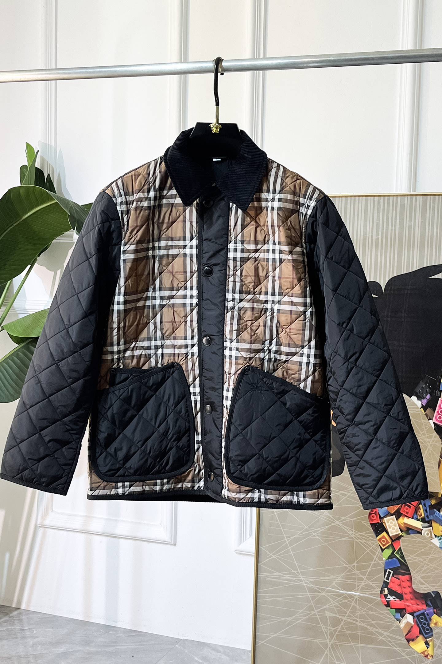 NO:612369,Burberry - 2025ss autumn and winter hot-selling premium cotton jacket, customized with high-quality polyester fiber fabric!  Logo design with top fashion big-name elements, complete with three standards!  Original hardware accessories, smooth lines, exquisite craftsmanship, awesome upper body shape, comfortable fabrics, windproof and warm, it is very fashionable, handsome and a must-have for casual and fashionable men with any combination!  Sizes M-3XL can fit up to 200 pounds!  ,,burberry,jackets & coats,alexander wang19860909巴宝莉- 2025ss秋冬大爆款精品棉衣外套,定制高品质聚酯纤维面料！顶级时尚大牌元素logo设计,三标齐全！原版五金辅料,线条流畅,工艺精致,上身版型超赞,面料舒适,挡风保暖,随意搭配都非常时尚帅气休闲时尚男仕必备款哦！尺码M-3XL 最大可穿200斤！,,burberry,jackets & coats,alexander wang,Men's clothing